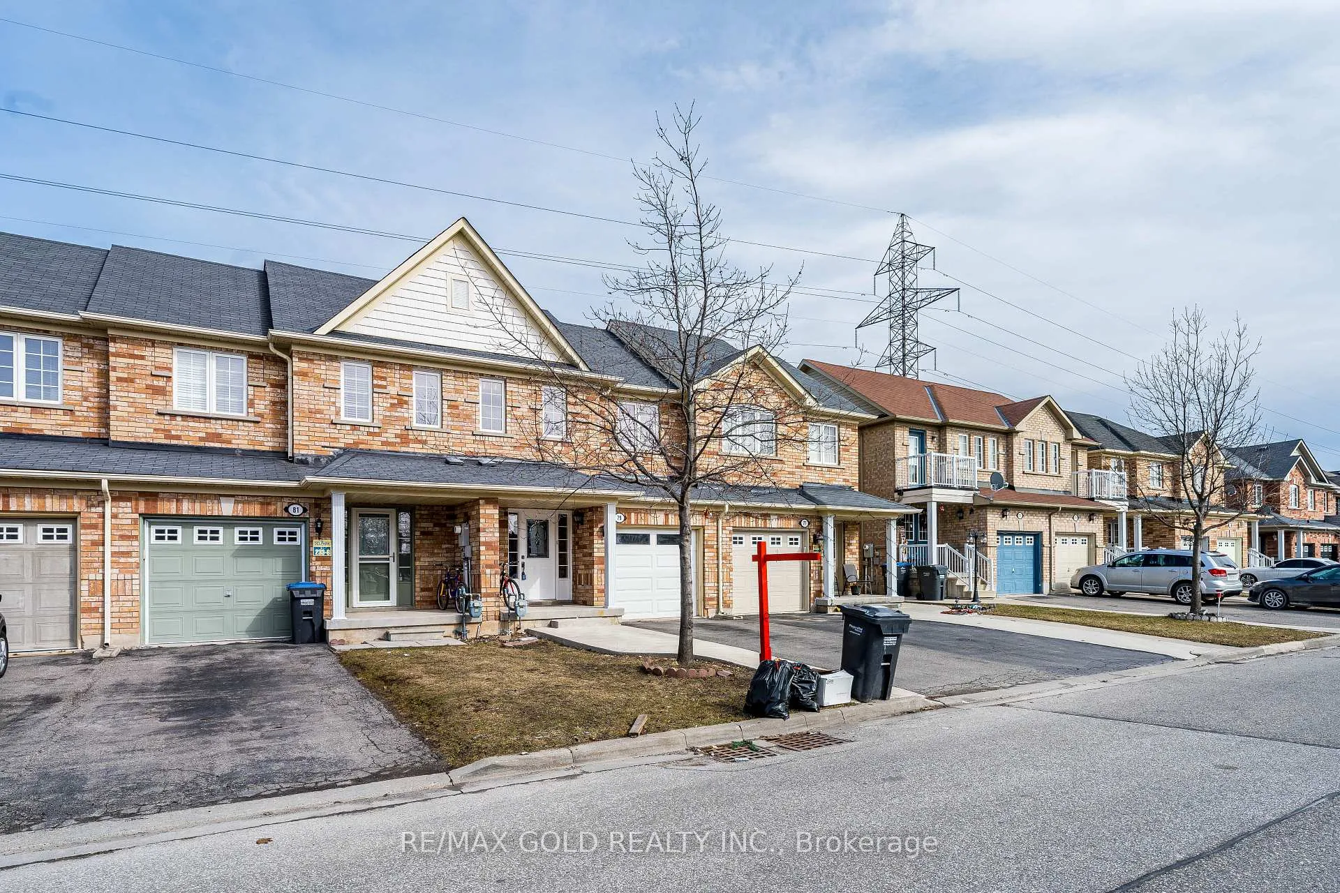 Photo 5 of 79 Roundstone Drive, Brampton, Credit Valley — HOMEH
