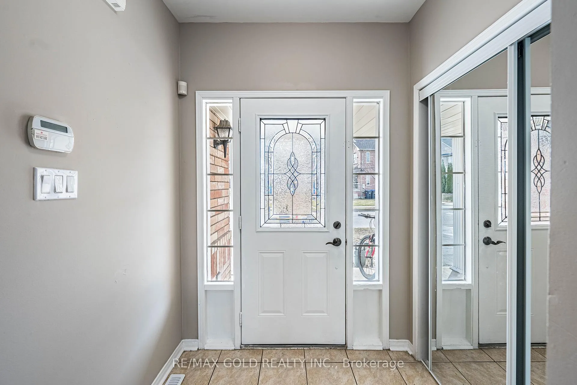 Photo 7 of 79 Roundstone Drive, Brampton, Credit Valley — HOMEH
