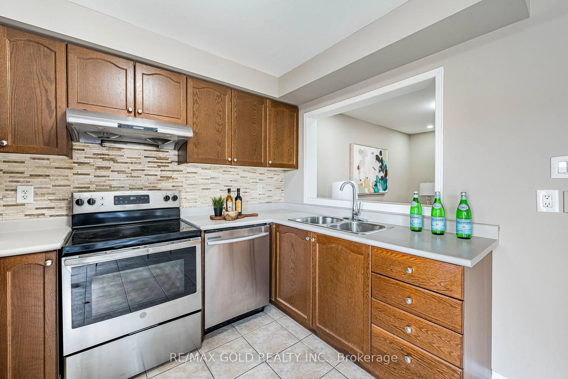Photo 16 of 79 Roundstone Drive, Brampton, Credit Valley — HOMEH