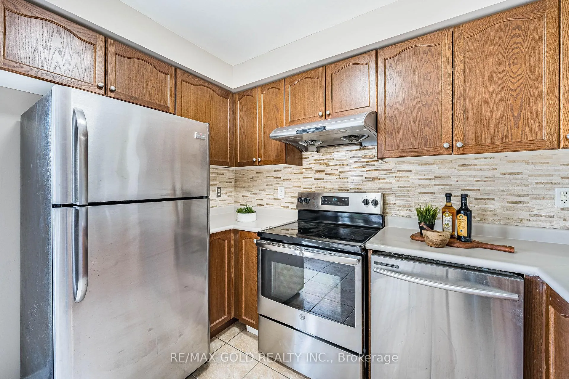 Photo 17 of 79 Roundstone Drive, Brampton, Credit Valley — HOMEH