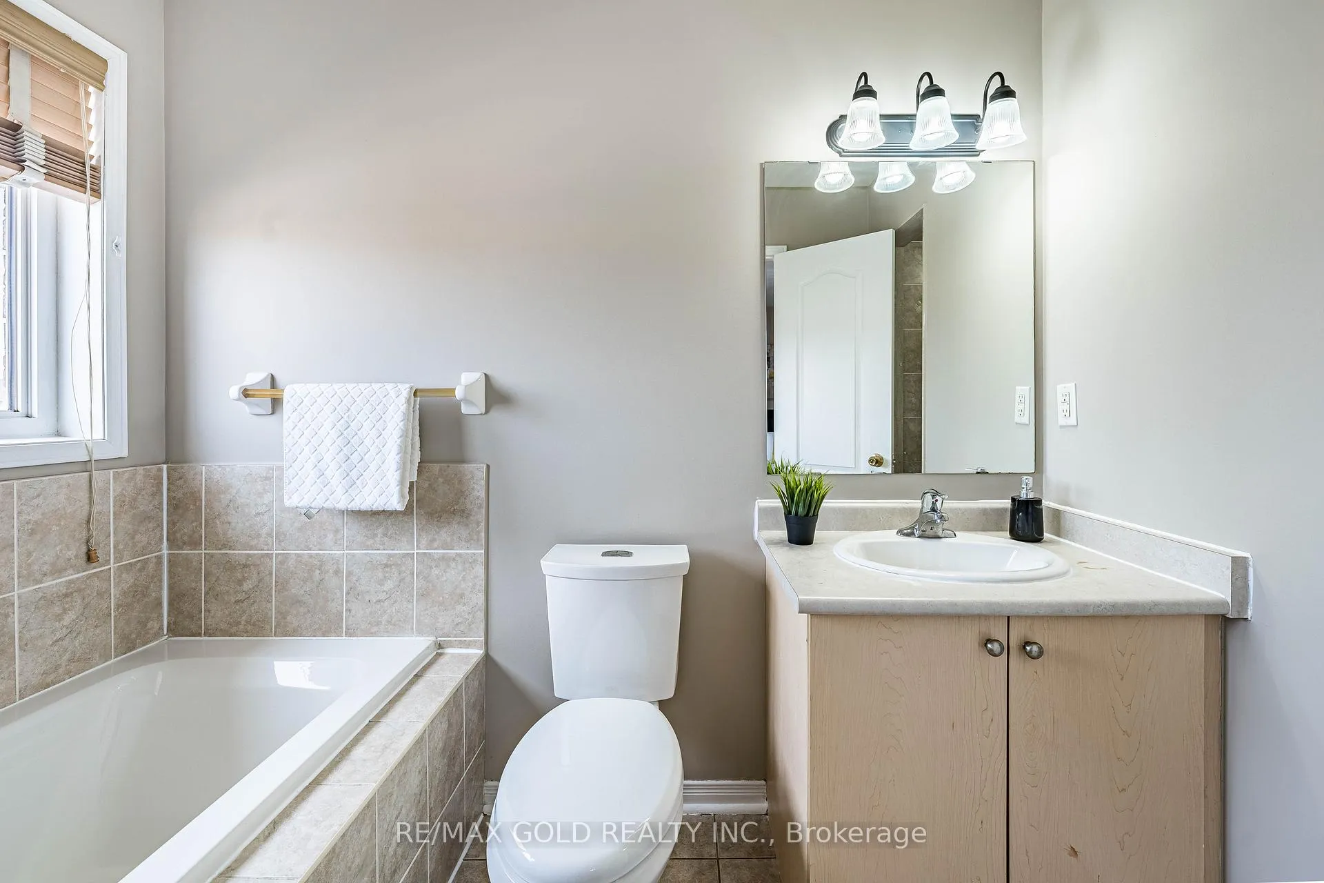 Photo 29 of 79 Roundstone Drive, Brampton, Credit Valley — HOMEH
