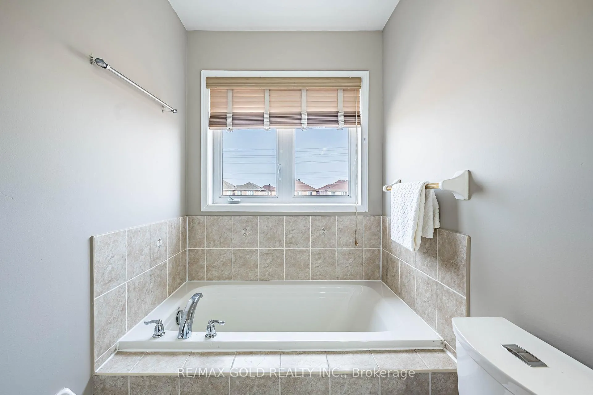 Photo 30 of 79 Roundstone Drive, Brampton, Credit Valley — HOMEH