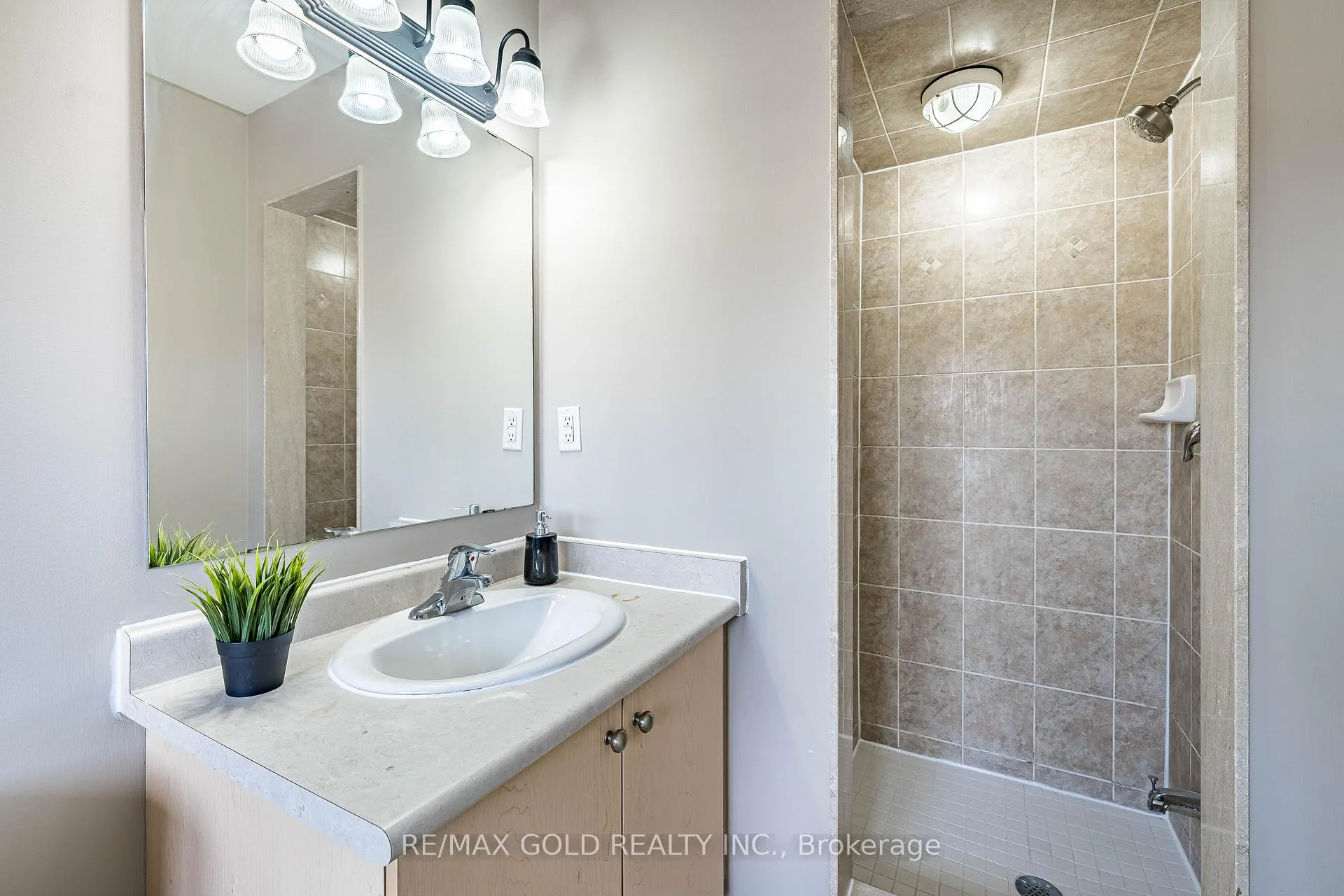 Photo 31 of 79 Roundstone Drive, Brampton, Credit Valley — HOMEH