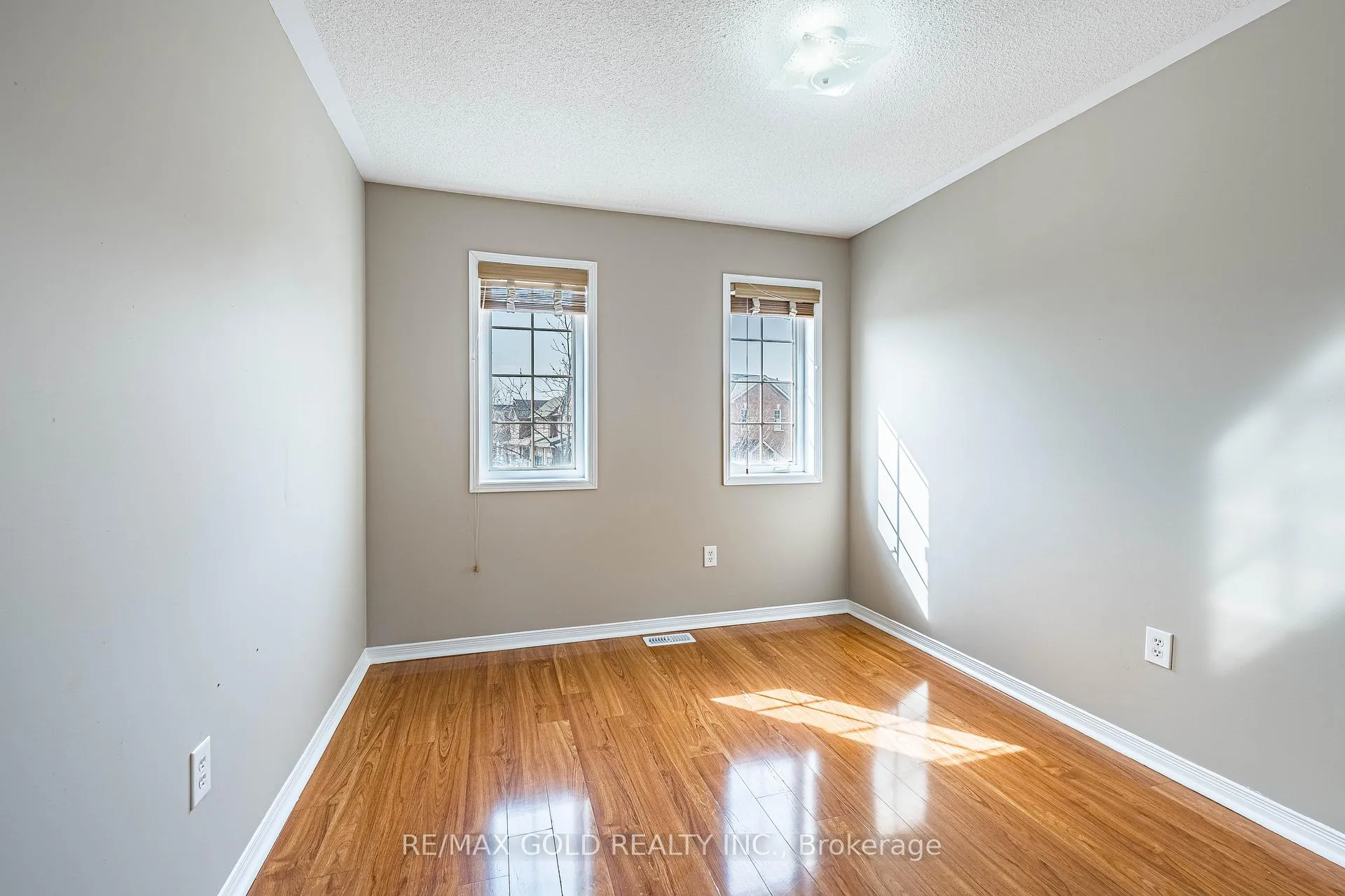 Photo 32 of 79 Roundstone Drive, Brampton, Credit Valley — HOMEH