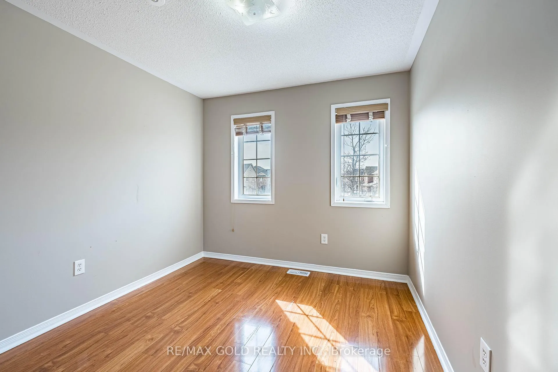 Photo 33 of 79 Roundstone Drive, Brampton, Credit Valley — HOMEH
