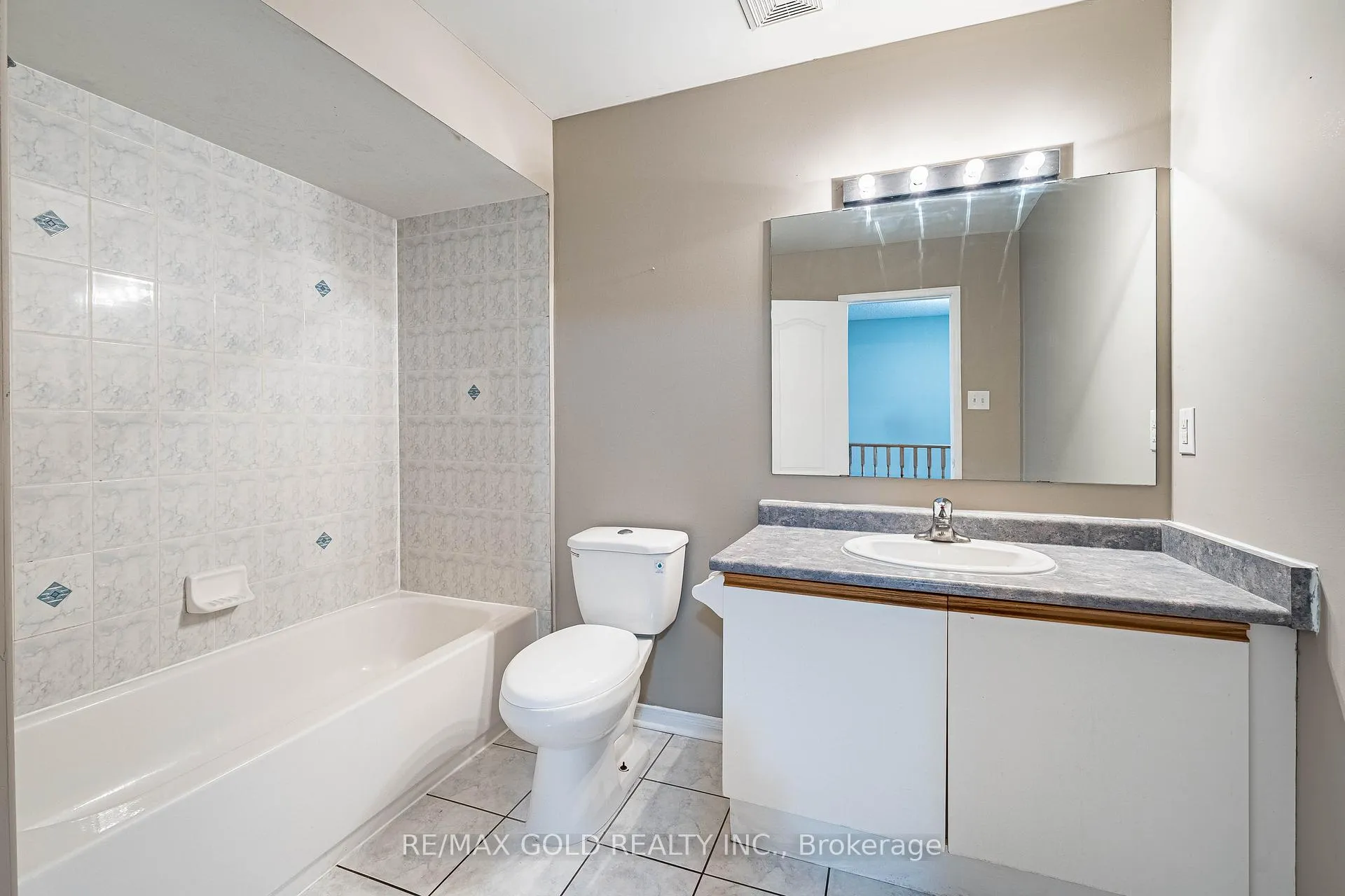 Photo 38 of 79 Roundstone Drive, Brampton, Credit Valley — HOMEH