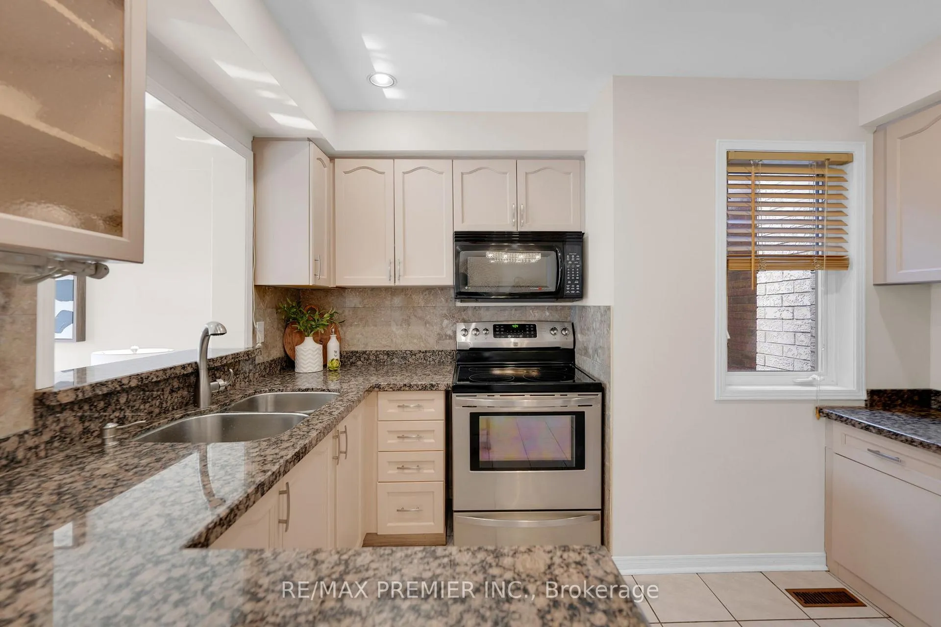Photo 34 of 12 Yellowood Circle, Vaughan, Patterson — HOMEH