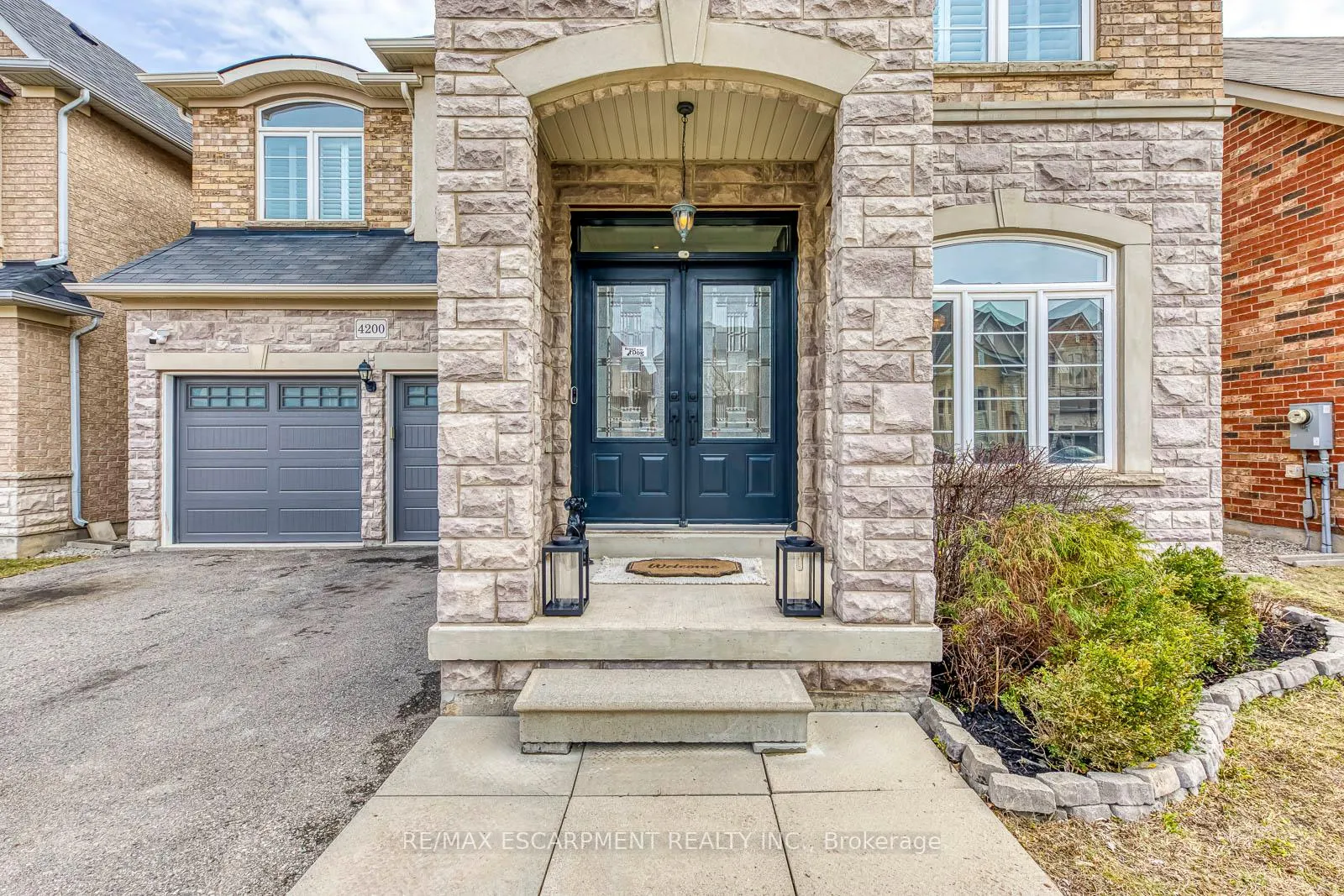 Photo 2 of 4200 Fuller Crescent, Burlington, Alton — HOMEH