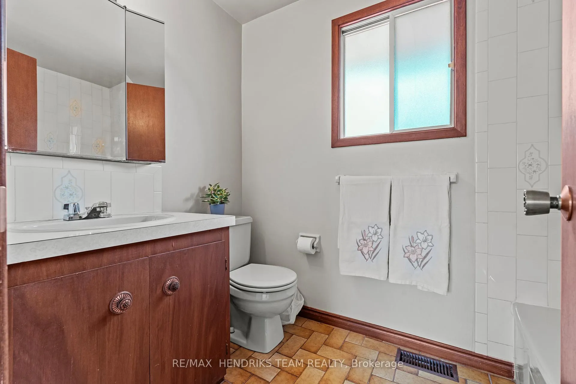 Photo 28 of 4 Ross Street, St. Catharines, Vine/Linwell — HOMEH