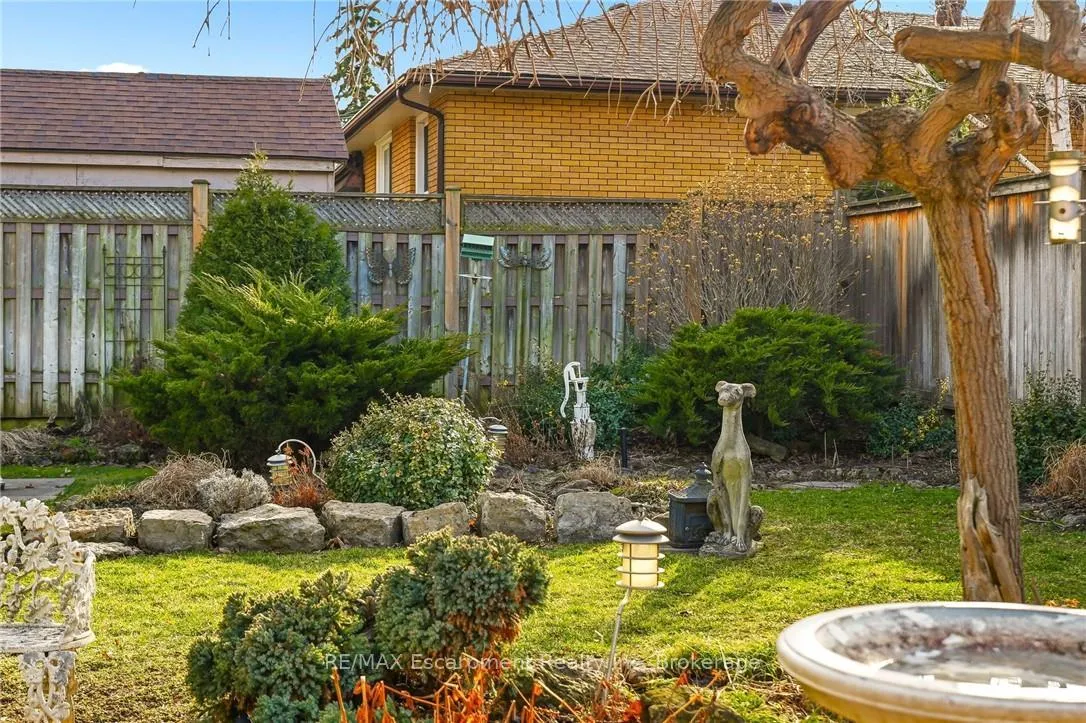Photo 43 of 252 Hammersmith Court, Burlington, Appleby — HOMEH