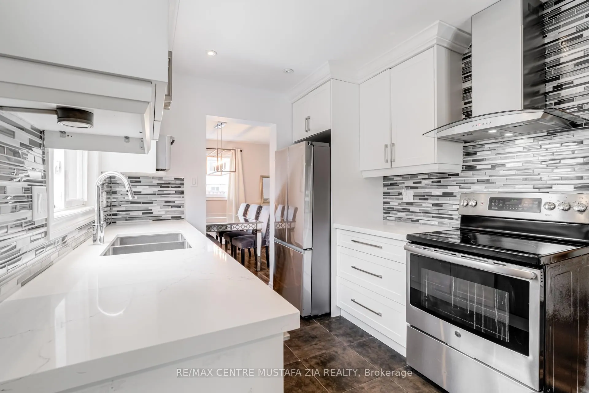 Photo 4 of 3025 Oslo Crescent, Mississauga, Meadowvale — HOMEH