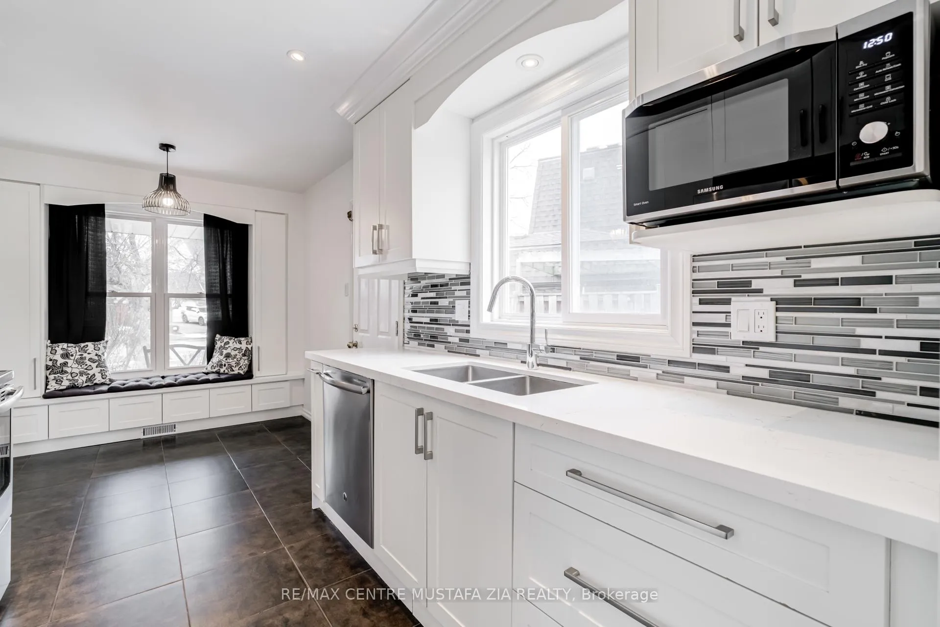 Photo 5 of 3025 Oslo Crescent, Mississauga, Meadowvale — HOMEH