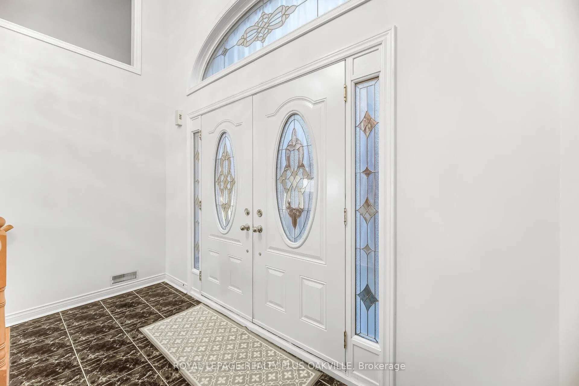 Photo 4 of 3395 Trelawny Circle, Mississauga, Lisgar — HOMEH