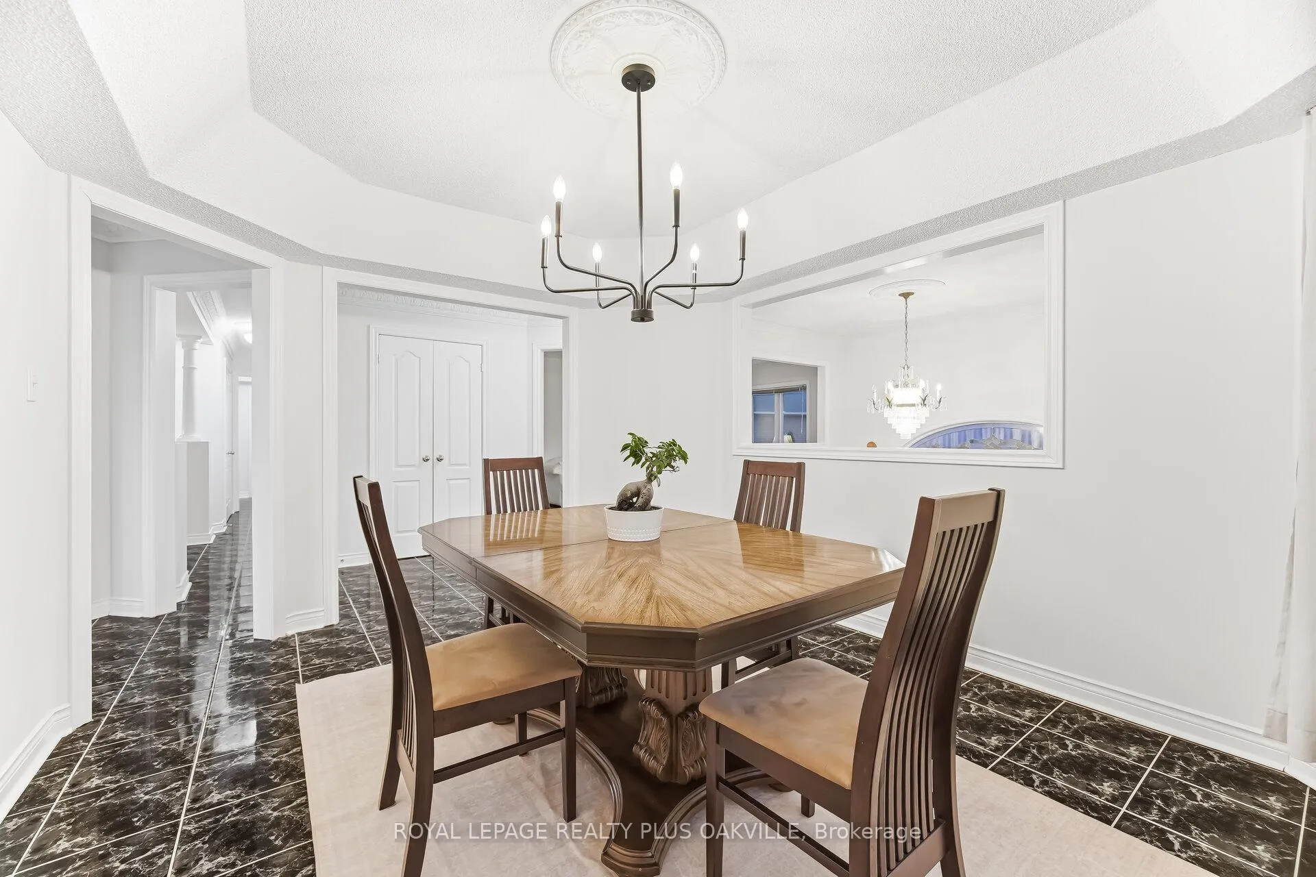 Photo 8 of 3395 Trelawny Circle, Mississauga, Lisgar — HOMEH