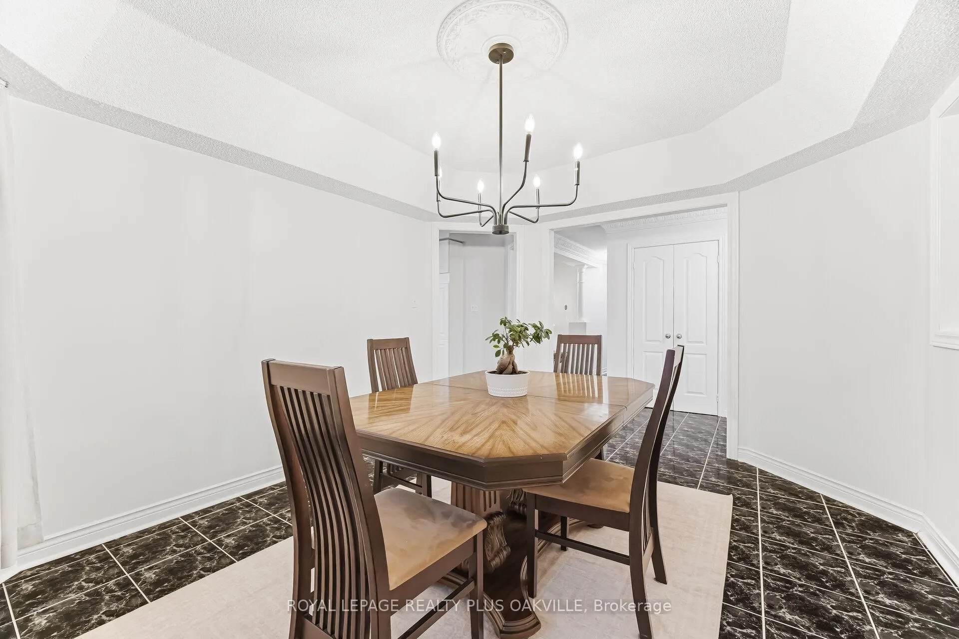 Photo 10 of 3395 Trelawny Circle, Mississauga, Lisgar — HOMEH