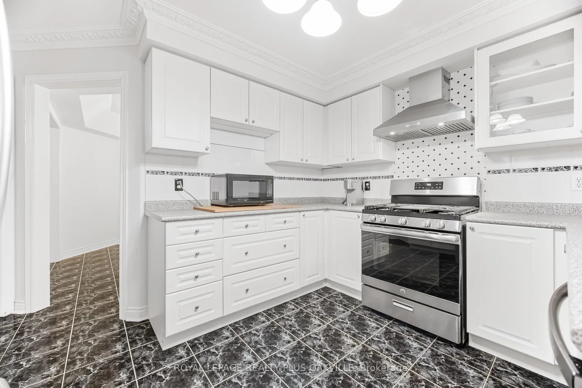Photo 11 of 3395 Trelawny Circle, Mississauga, Lisgar — HOMEH