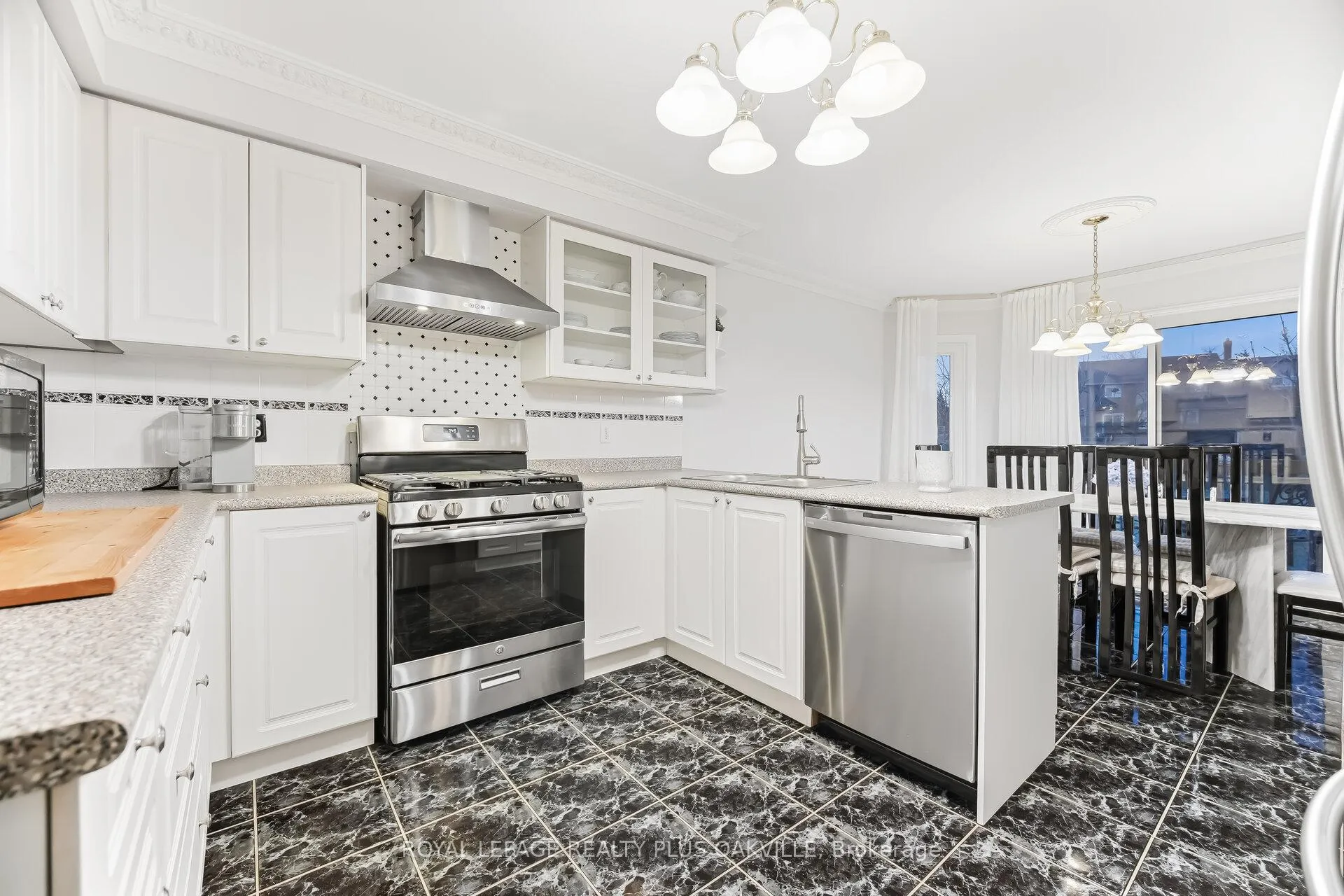 Photo 12 of 3395 Trelawny Circle, Mississauga, Lisgar — HOMEH