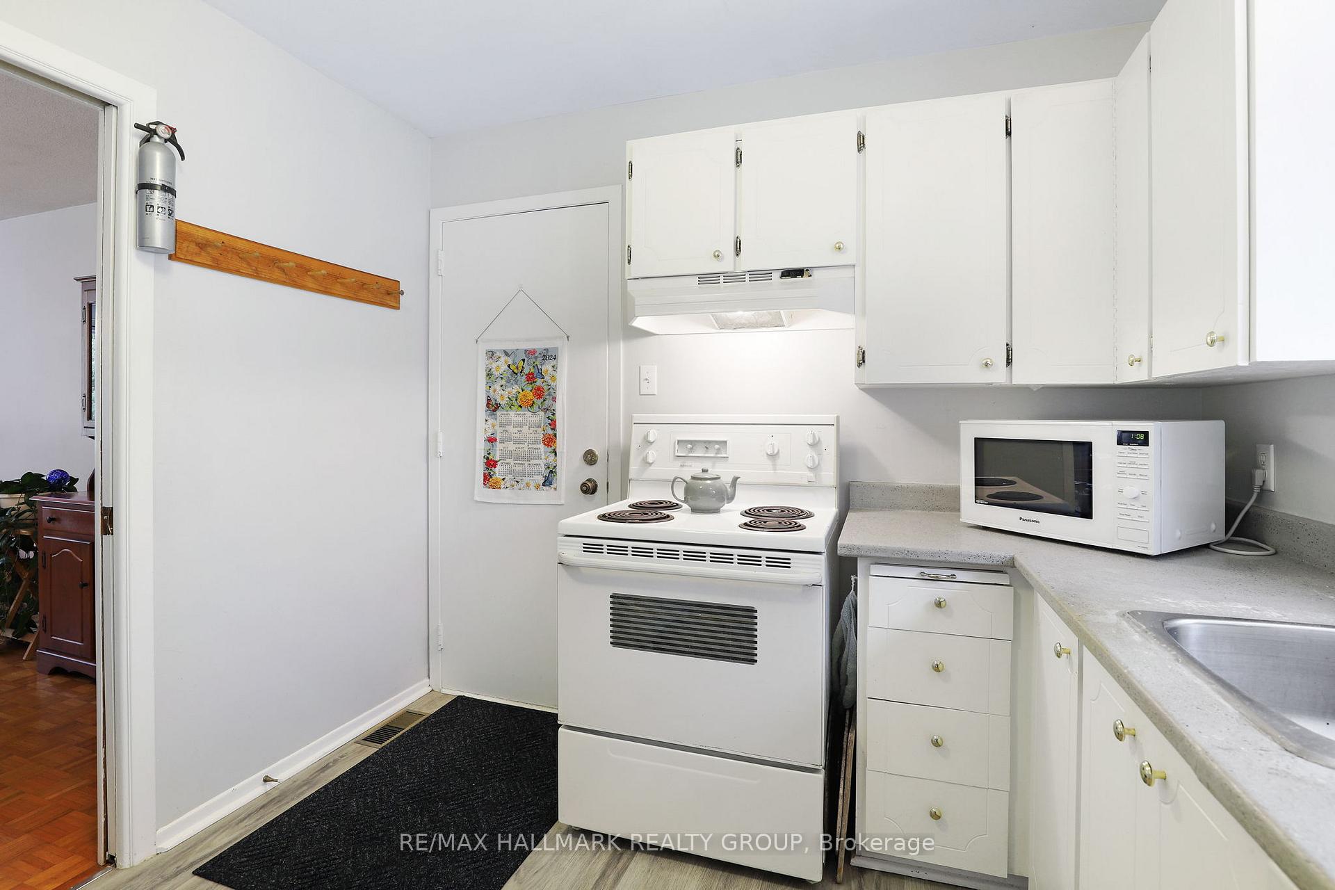 Photo 11 of 1307 Fairway Drive, Ottawa, Manotick East to Manotick Station — HOMEH