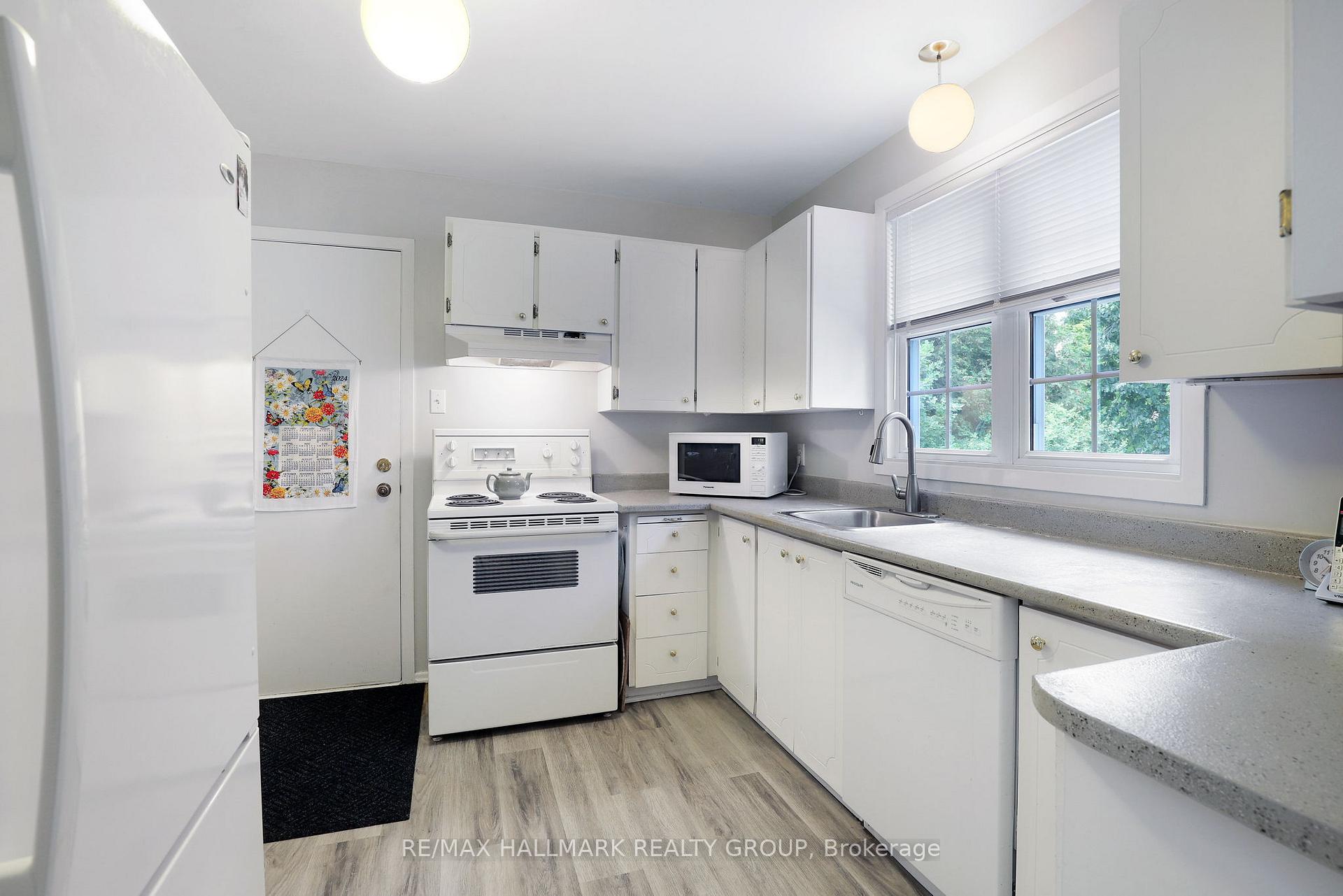 Photo 12 of 1307 Fairway Drive, Ottawa, Manotick East to Manotick Station — HOMEH