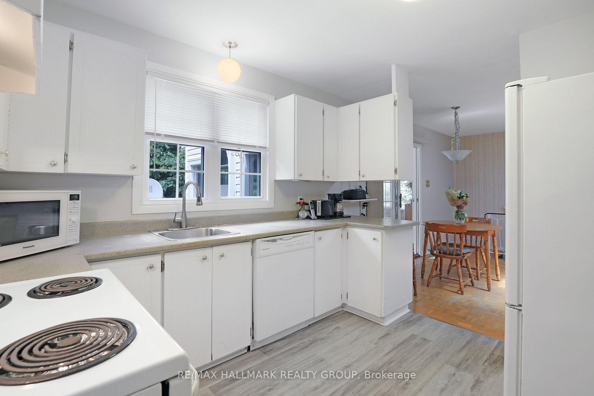 Photo 13 of 1307 Fairway Drive, Ottawa, Manotick East to Manotick Station — HOMEH
