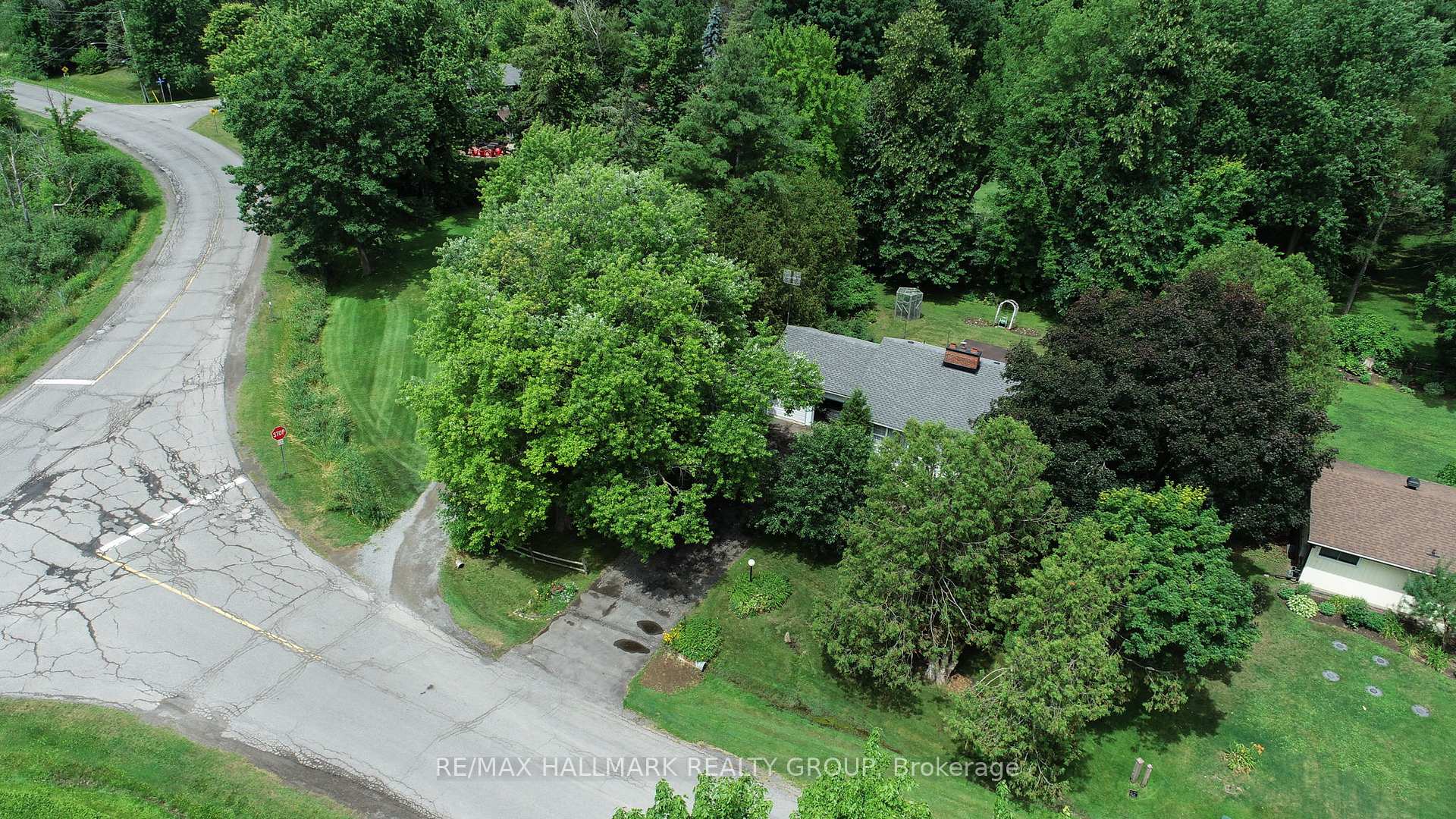 Photo 37 of 1307 Fairway Drive, Ottawa, Manotick East to Manotick Station — HOMEH