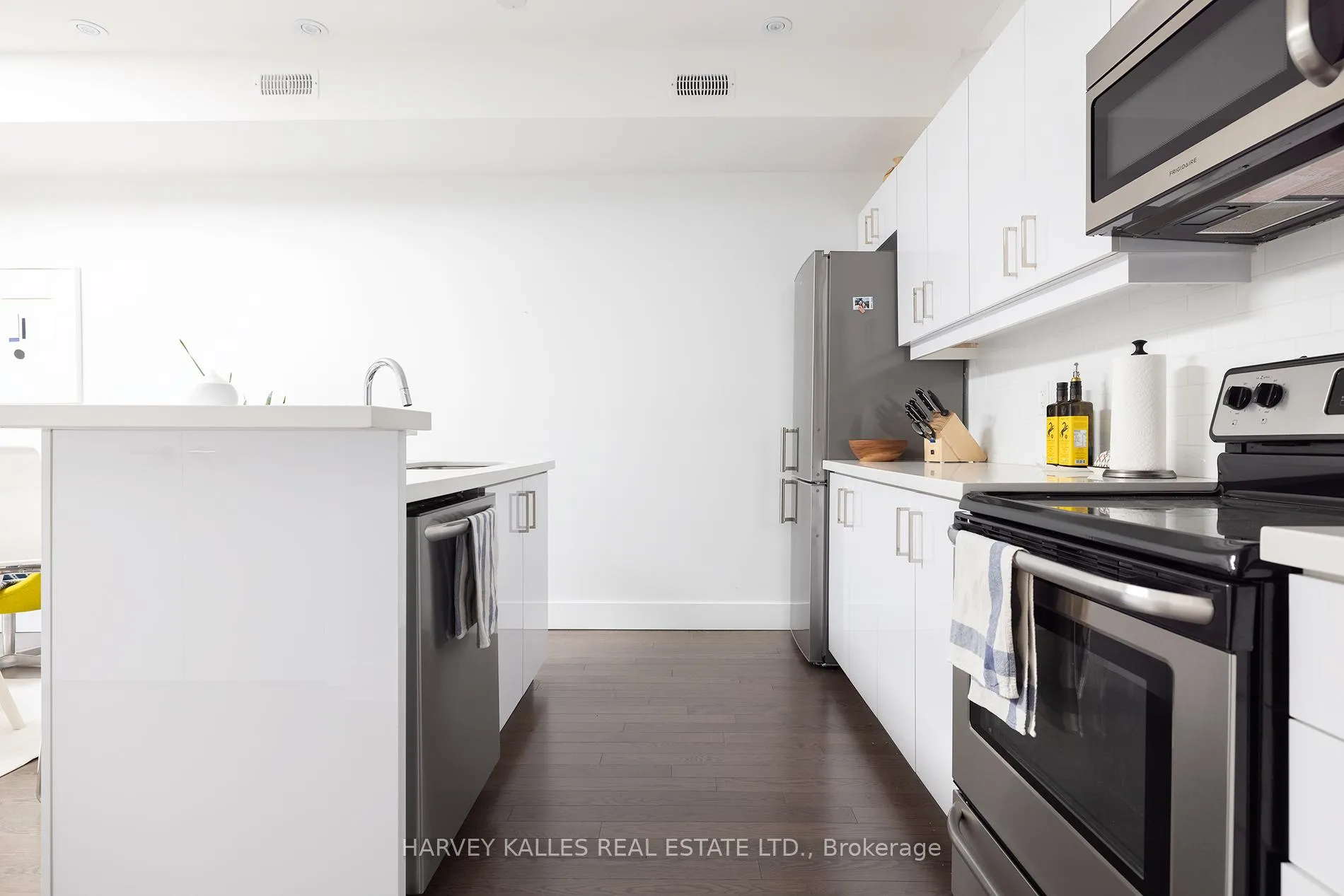 Front of Unit 101, 2076 Dundas Street W
