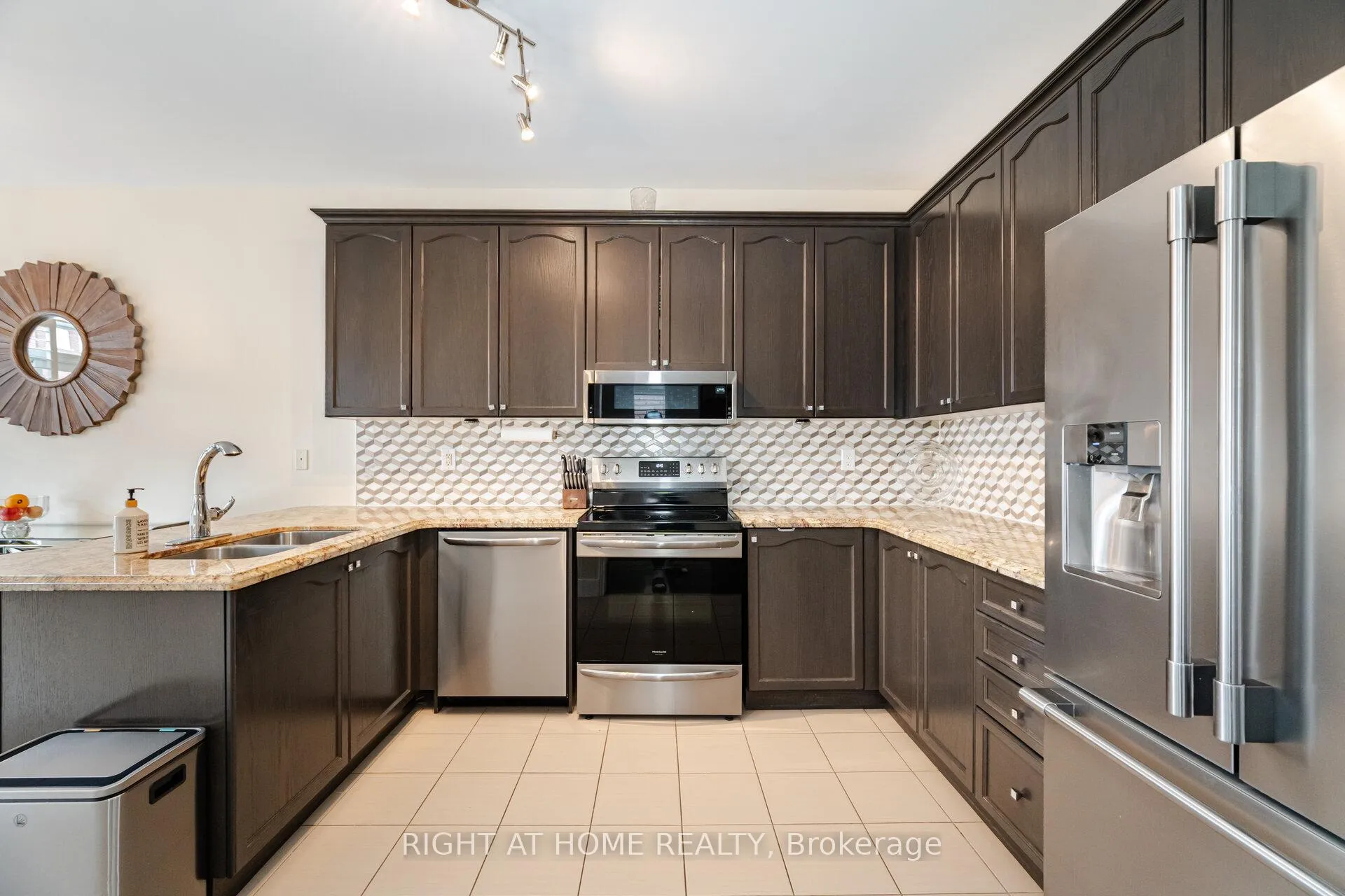 Photo 11 of 14 Duffel Crescent, Halton Hills, Georgetown — HOMEH