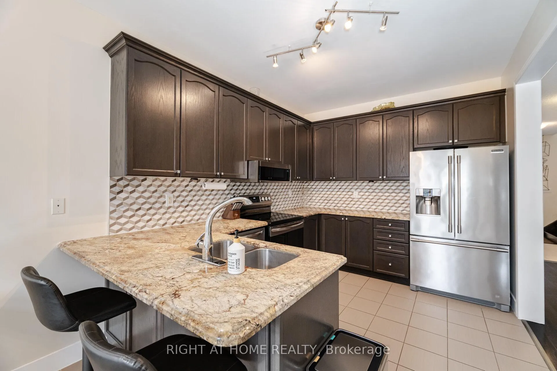 Photo 12 of 14 Duffel Crescent, Halton Hills, Georgetown — HOMEH