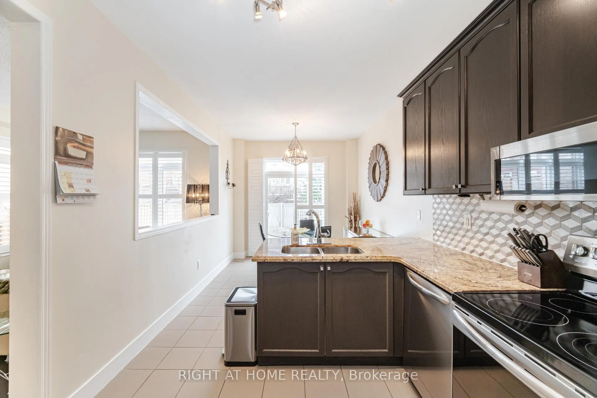 Photo 13 of 14 Duffel Crescent, Halton Hills, Georgetown — HOMEH