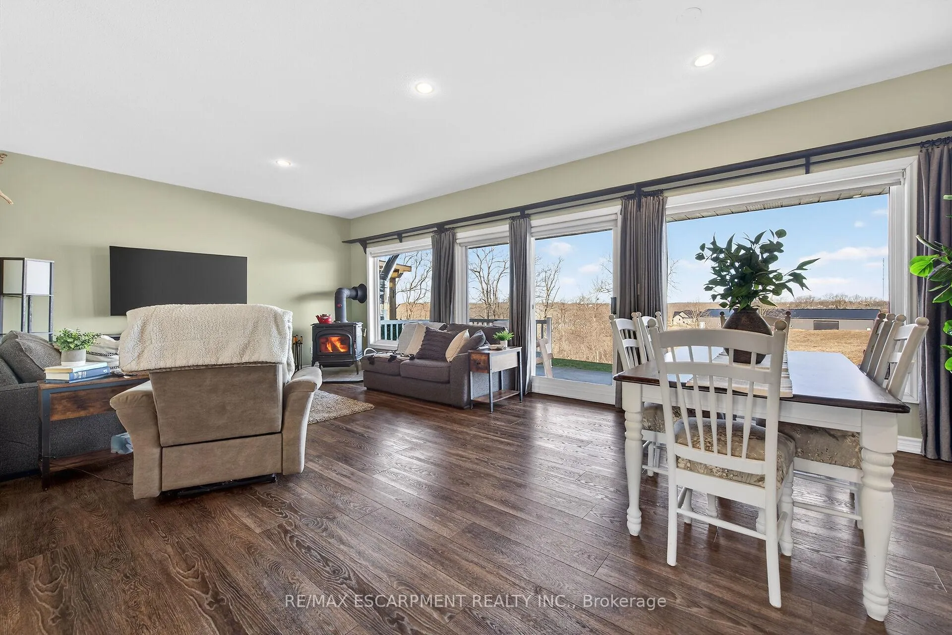 Photo 6 of 2 Foxlow Crescent, Haldimand — HOMEH