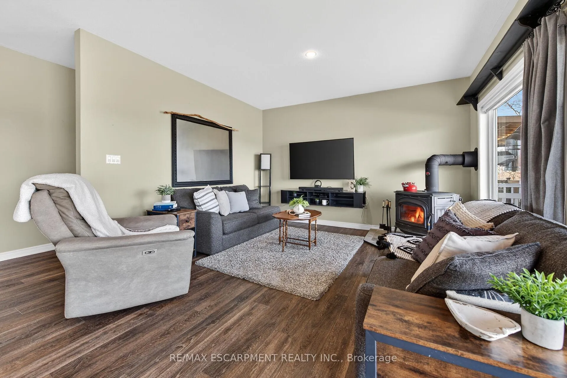 Photo 8 of 2 Foxlow Crescent, Haldimand — HOMEH