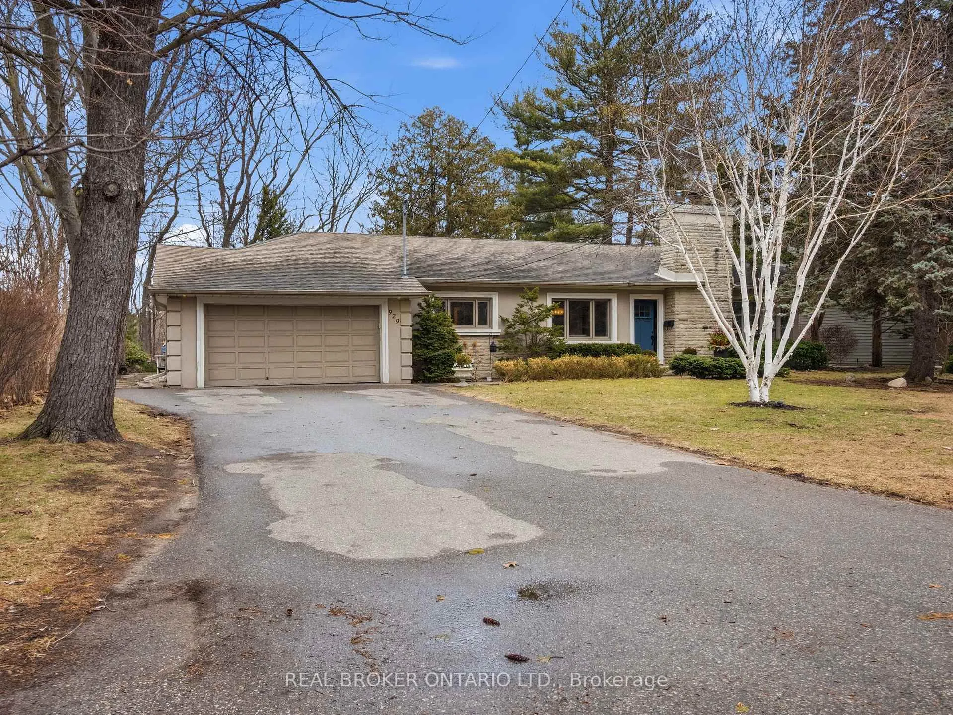 Front of 929 Parkland Avenue
