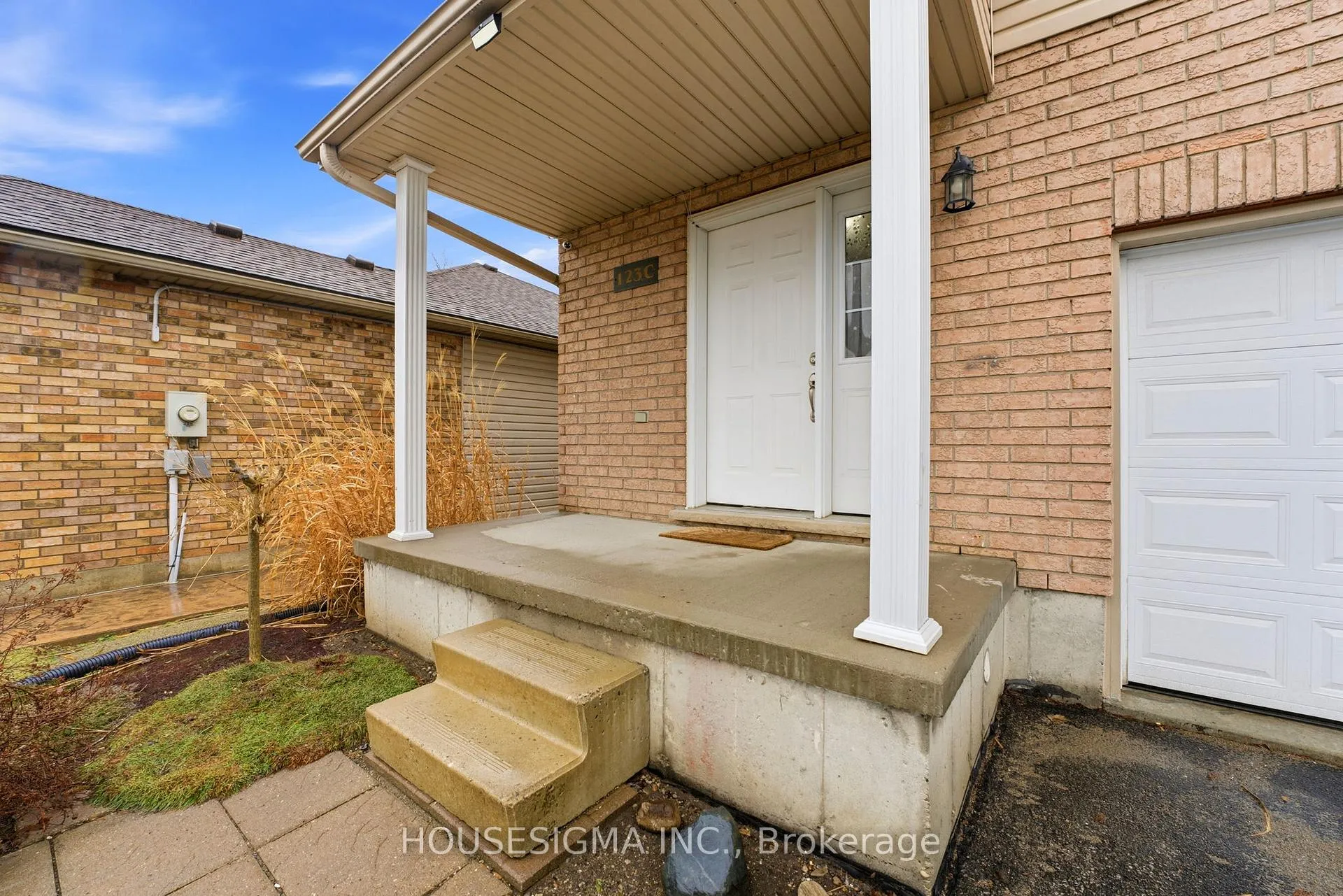 Photo 3 of Unit C, 123 Whitlaw Way, Brant, Paris — HOMEH