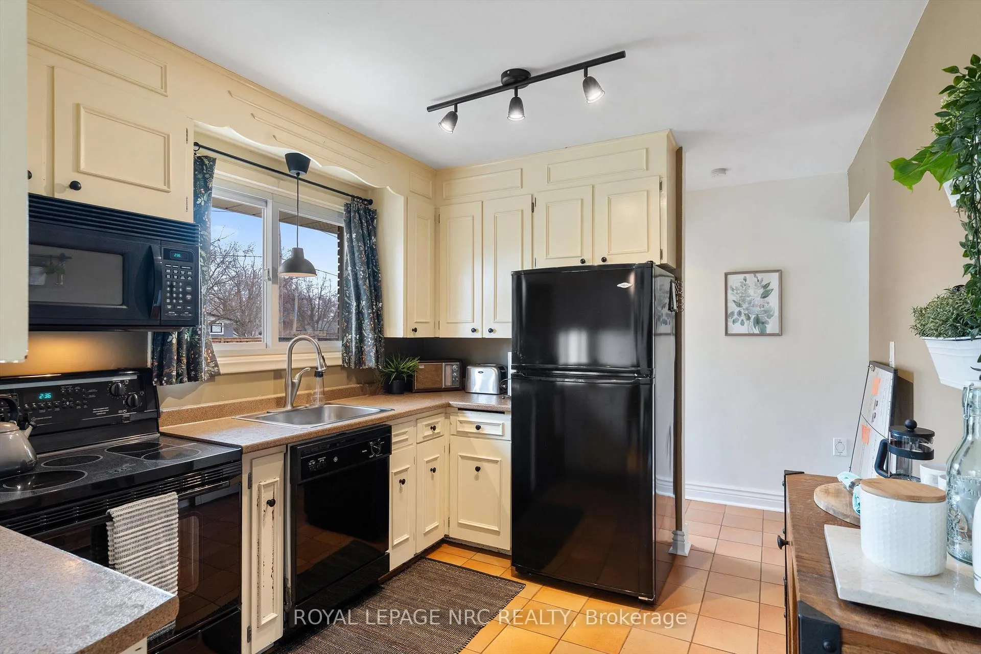 Photo 4 of 24 Valerie Drive, St. Catharines, Glendale/Glenridge — HOMEH