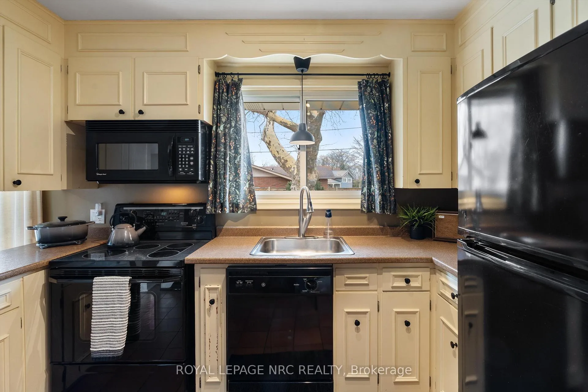 Photo 5 of 24 Valerie Drive, St. Catharines, Glendale/Glenridge — HOMEH