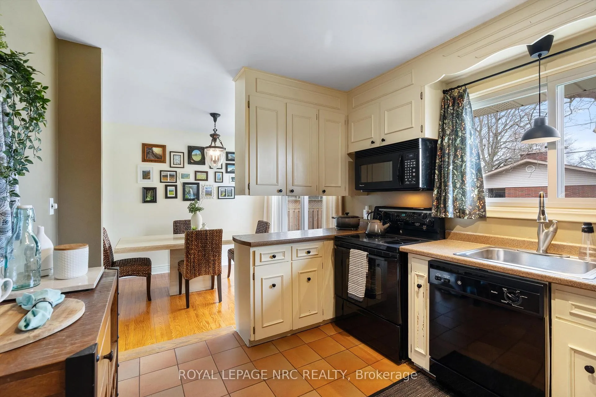 Photo 6 of 24 Valerie Drive, St. Catharines, Glendale/Glenridge — HOMEH