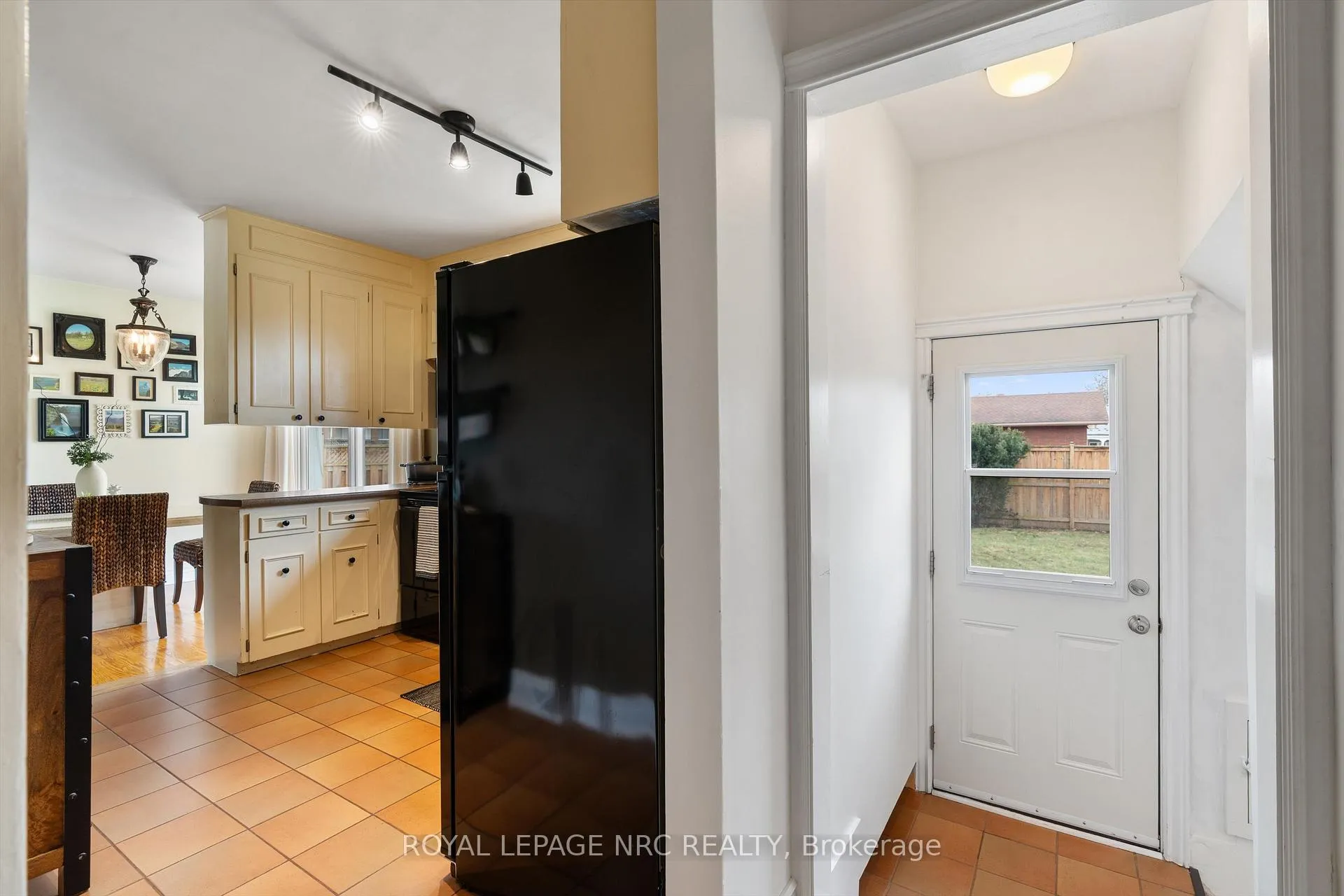 Photo 12 of 24 Valerie Drive, St. Catharines, Glendale/Glenridge — HOMEH
