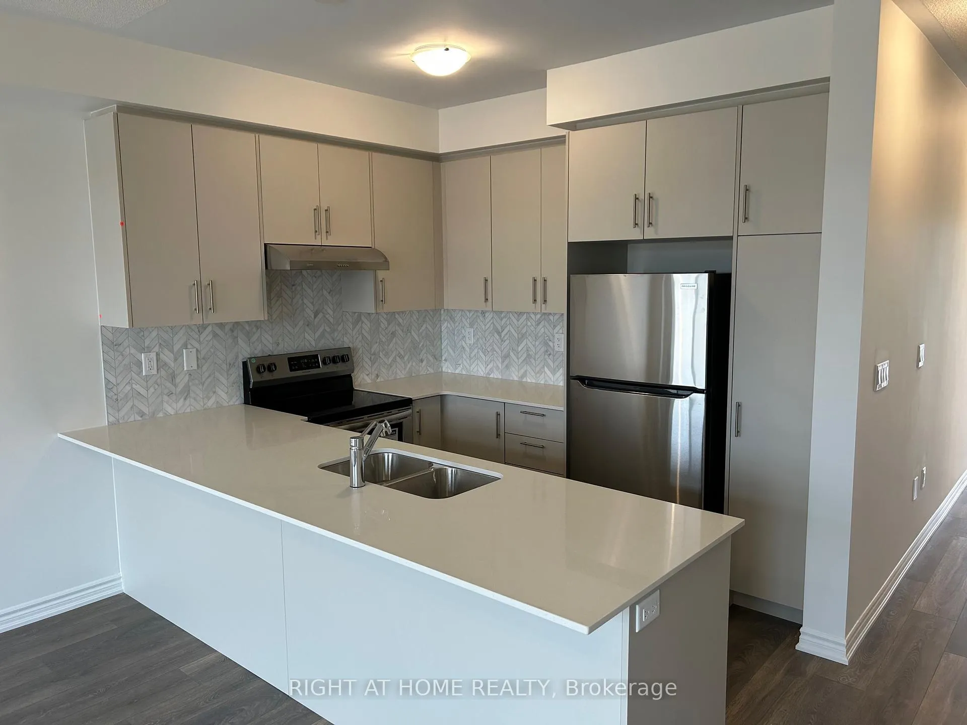 Photo 4 of 59 Greer Street, Barrie, Rural Barrie Southeast — HOMEH