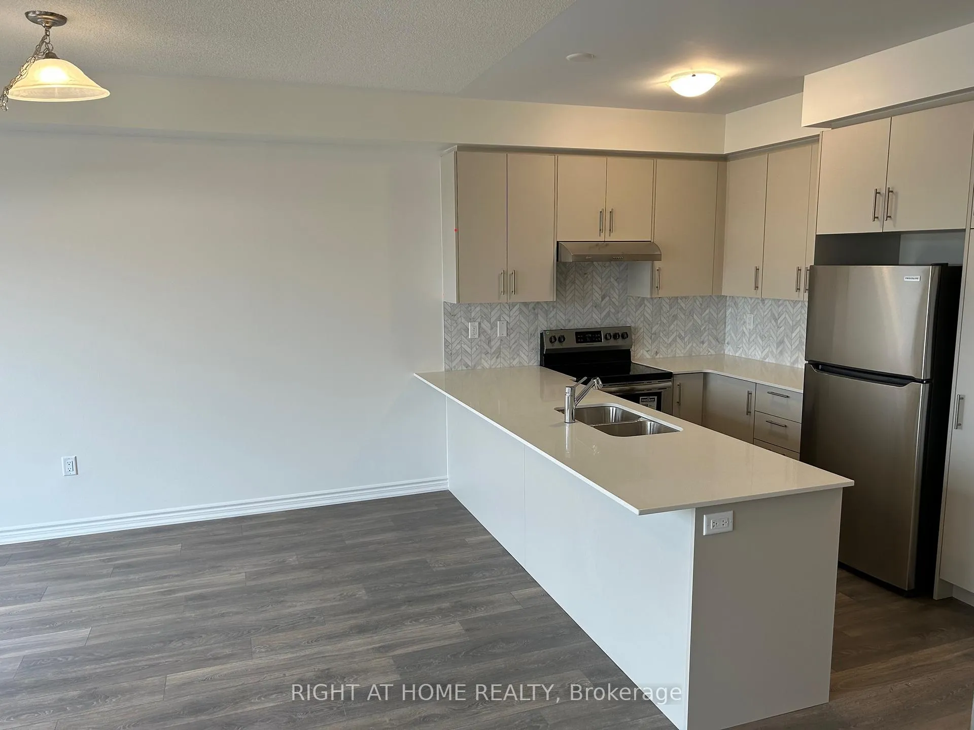 Photo 6 of 59 Greer Street, Barrie, Rural Barrie Southeast — HOMEH