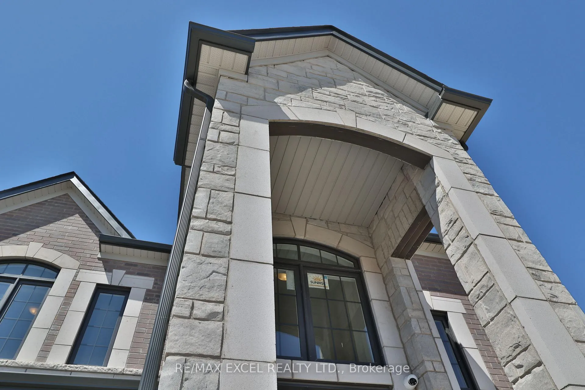 Photo 3 of 24 Sunny Acre Crescent, King, King City — HOMEH