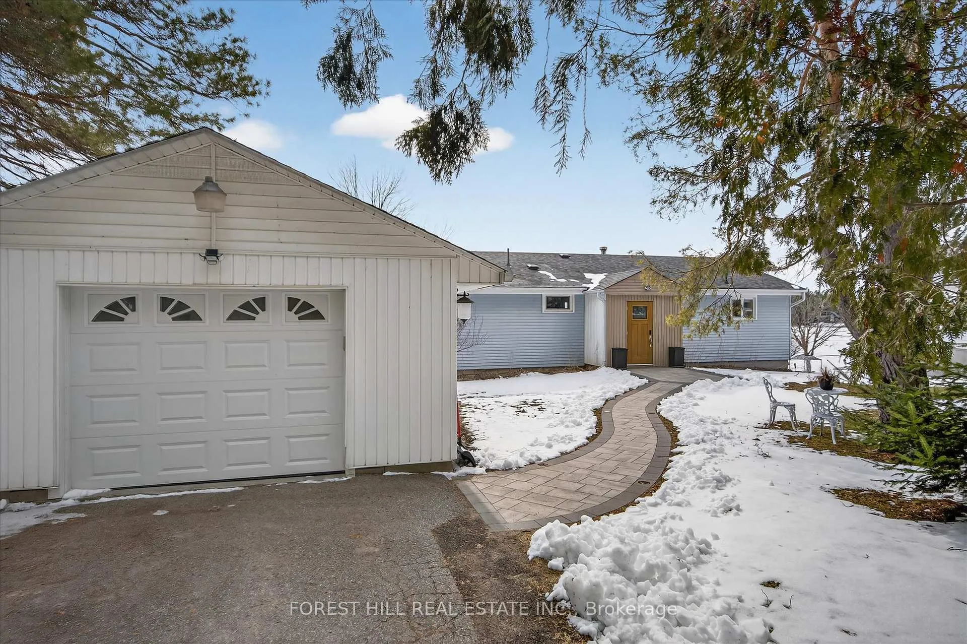 Front of 1293 Scollard Line