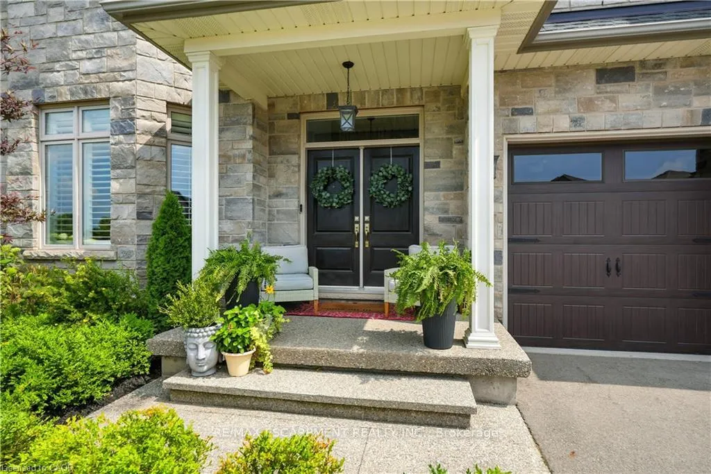 Photo 2 of 103 Lampman Drive, Grimsby, Grimsby West — HOMEH