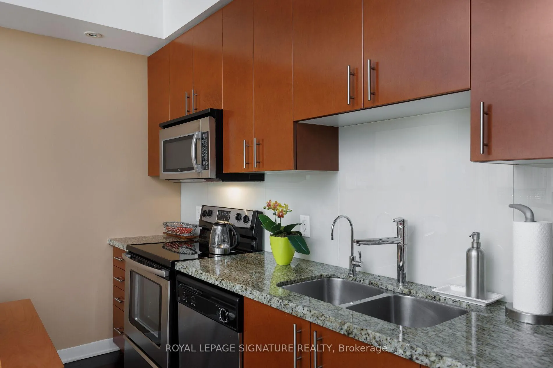 Photo 11 of 30 Cole Street, Toronto, Regent Park — HOMEH