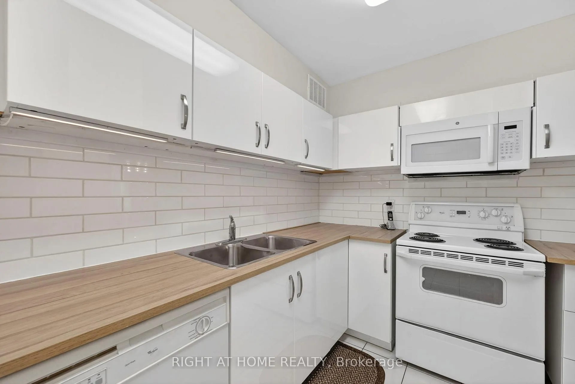 Photo 5 of Unit 211, 60 Inverlochy Boulevard, Markham, Royal Orchard — HOMEH