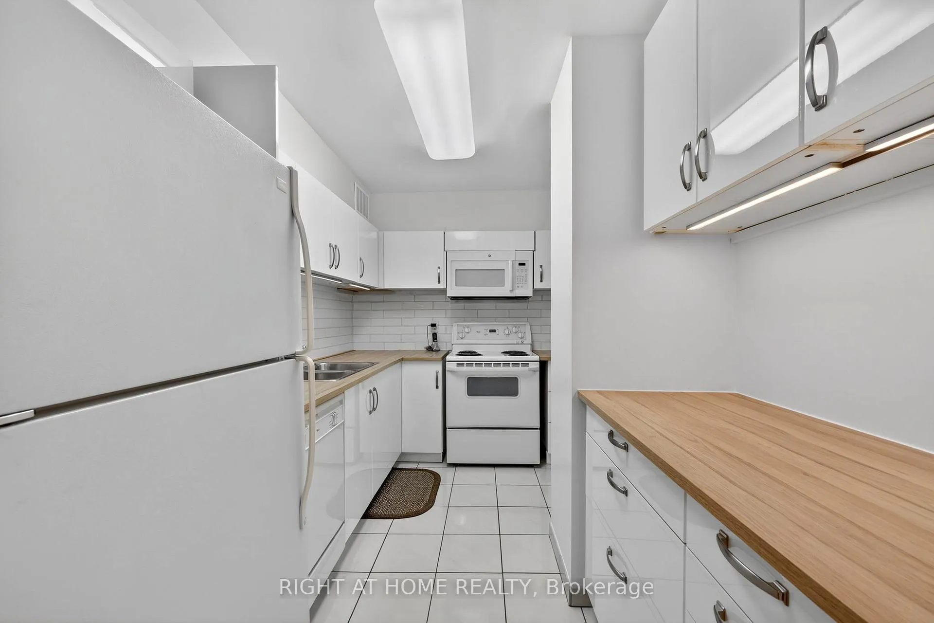 Photo 6 of Unit 211, 60 Inverlochy Boulevard, Markham, Royal Orchard — HOMEH