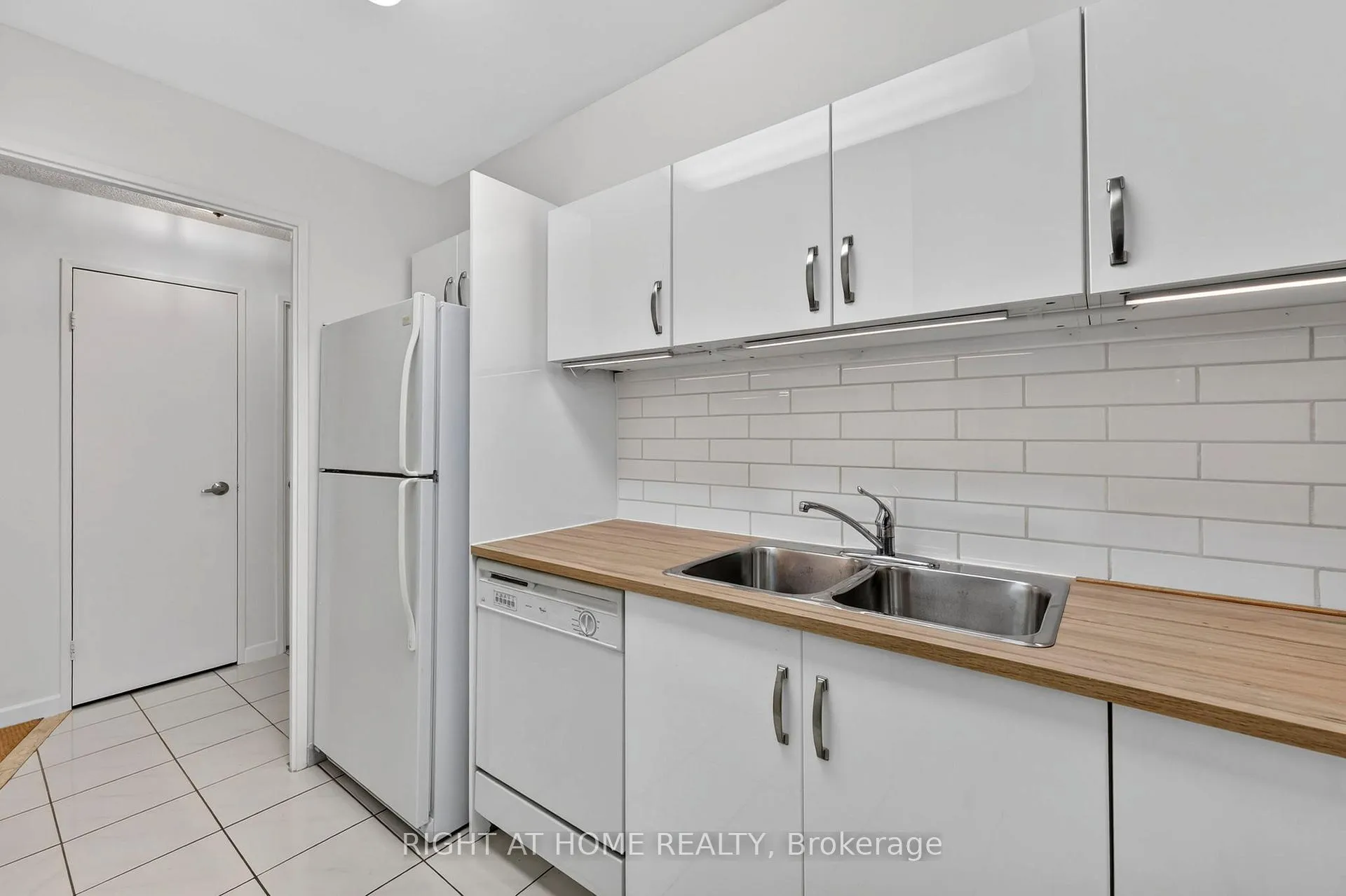 Photo 7 of Unit 211, 60 Inverlochy Boulevard, Markham, Royal Orchard — HOMEH