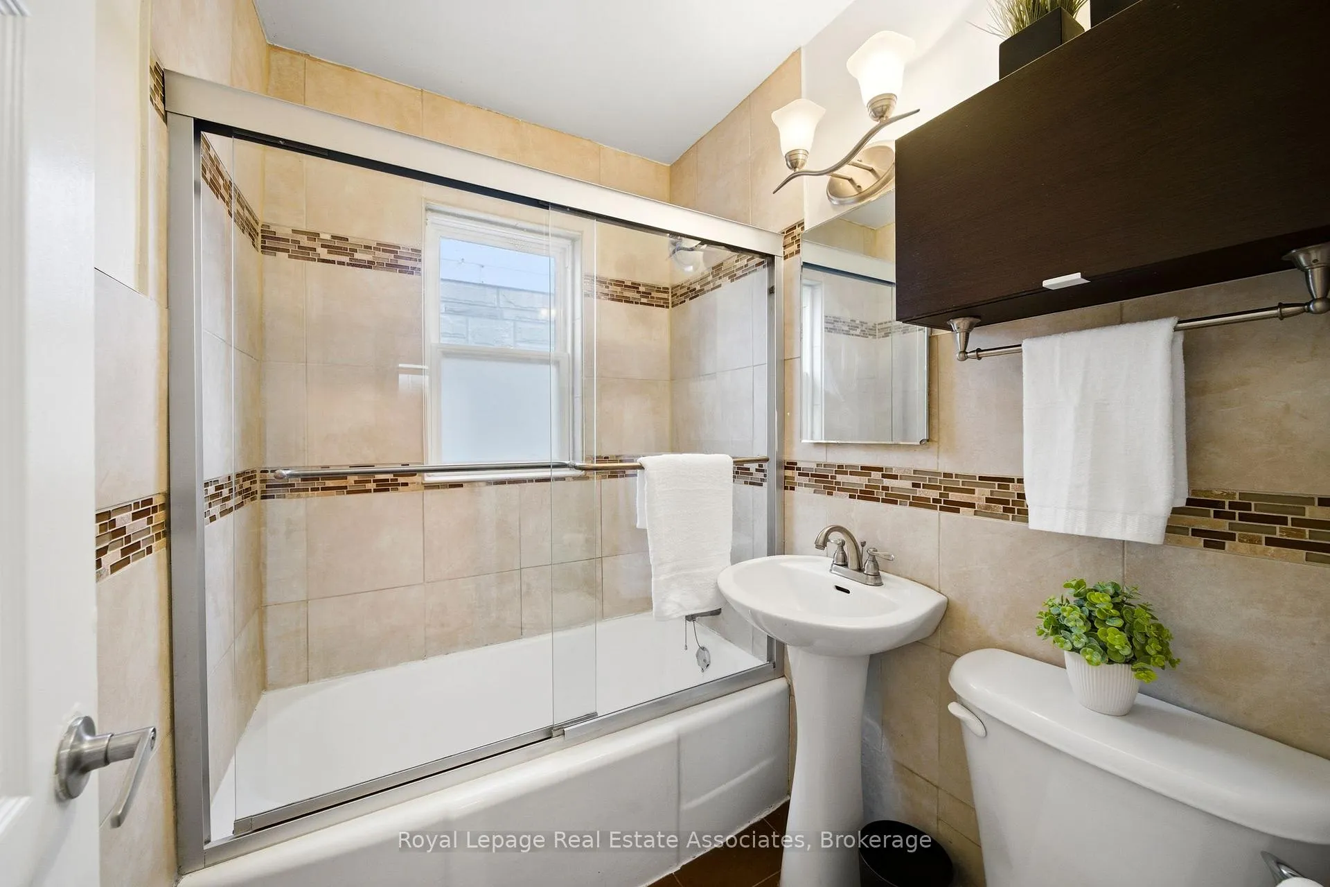 Photo 9 of 177 Chisholm Avenue, Toronto, Woodbine-Lumsden — HOMEH