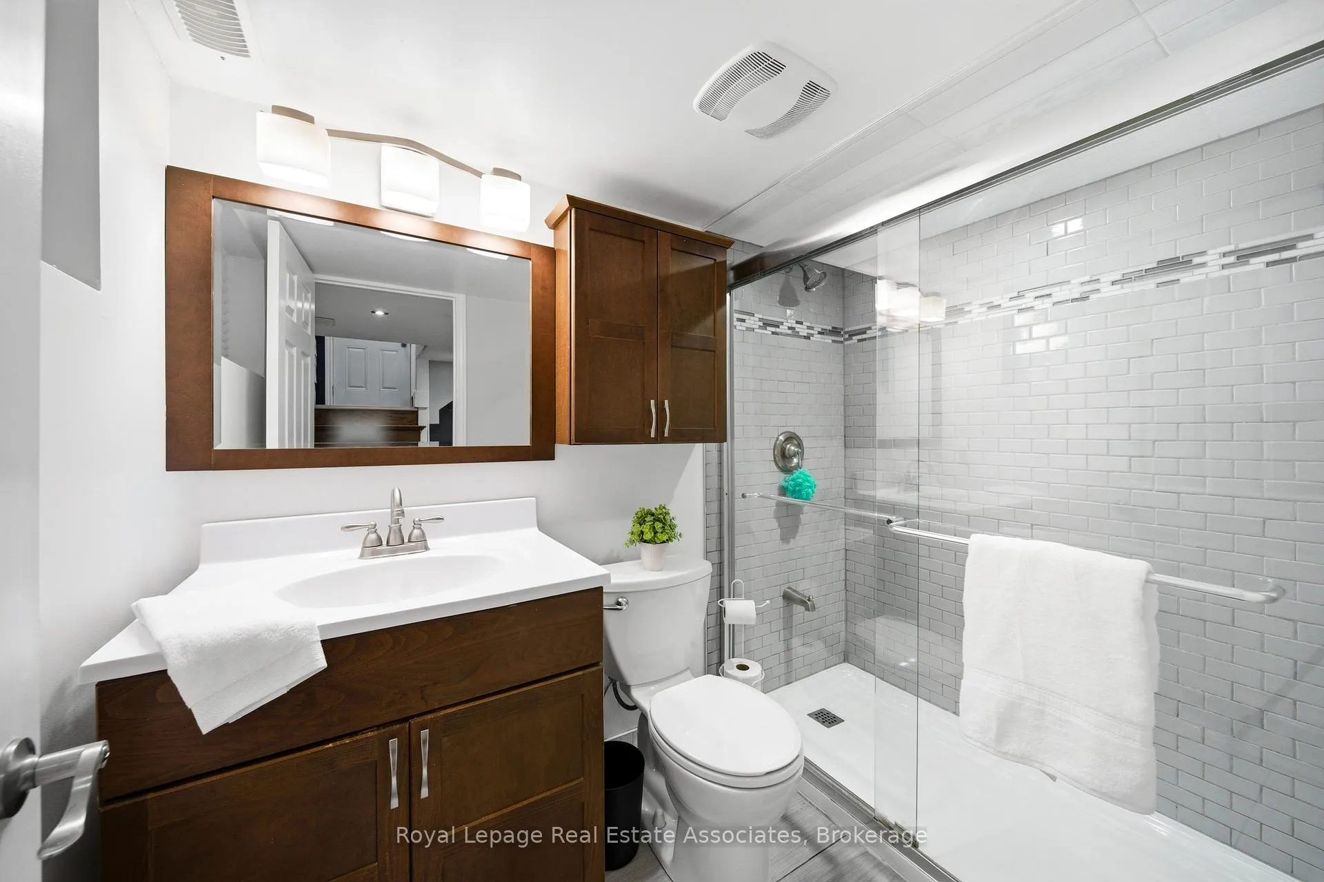 Photo 19 of 177 Chisholm Avenue, Toronto, Woodbine-Lumsden — HOMEH