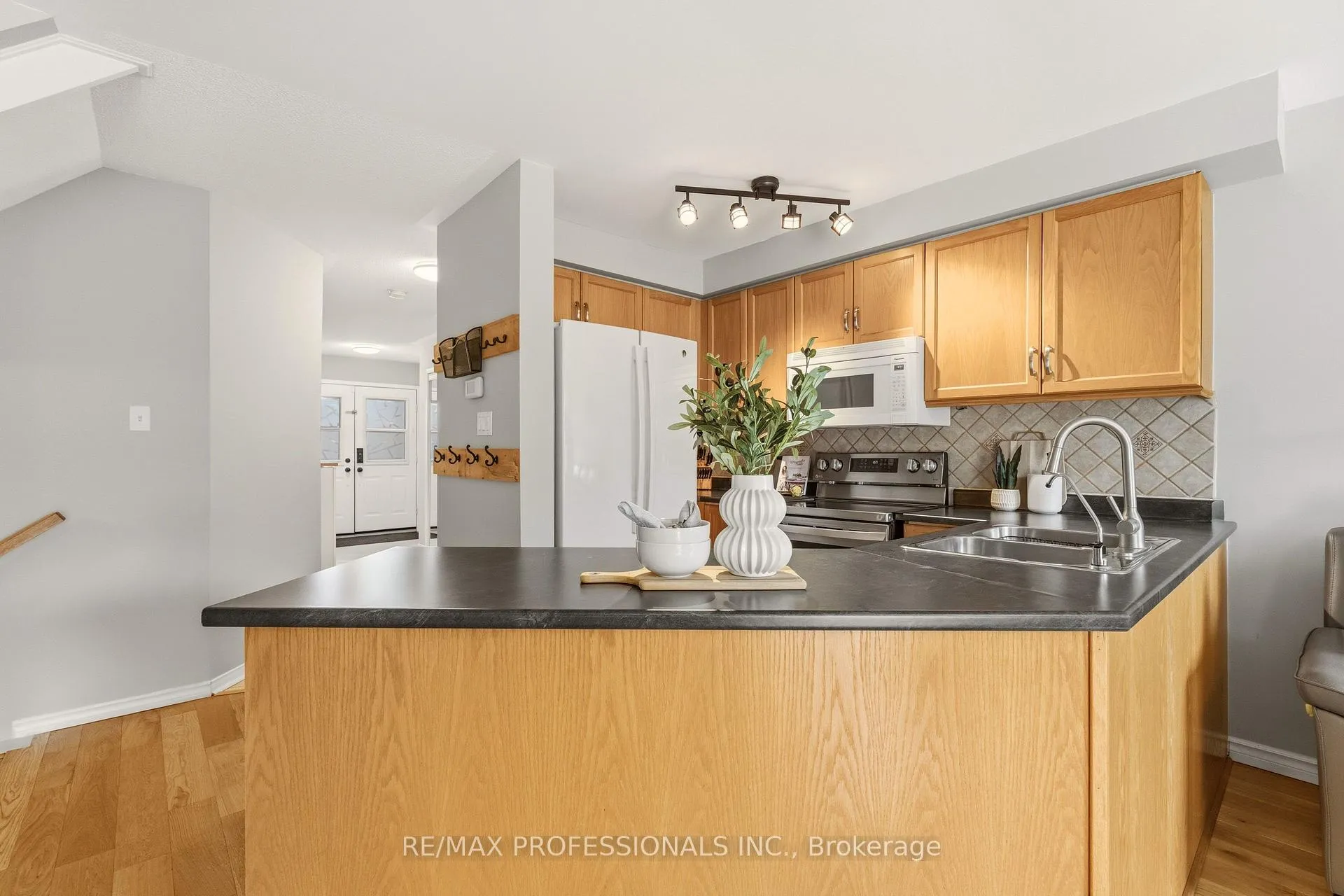 Photo 13 of 34 Harding Street, Halton Hills, Georgetown — HOMEH