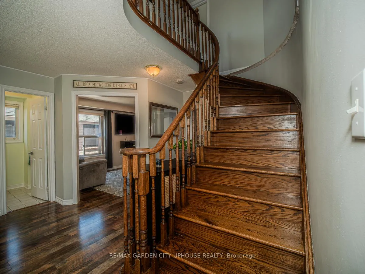 Photo 3 of 22 Grace Crescent, Barrie, Painswick South — HOMEH